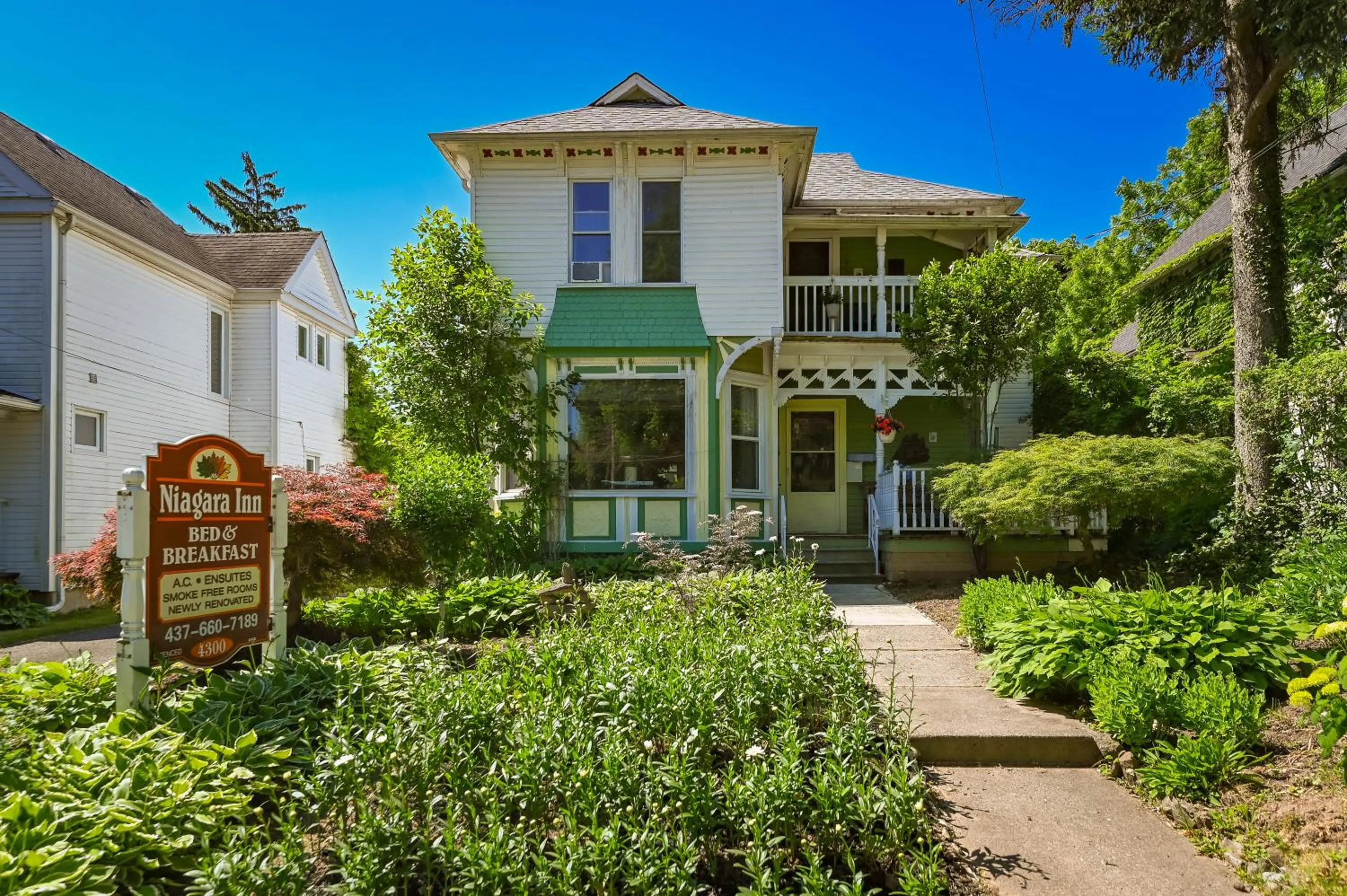Property building in Niagara Inn Bed and Breakfast