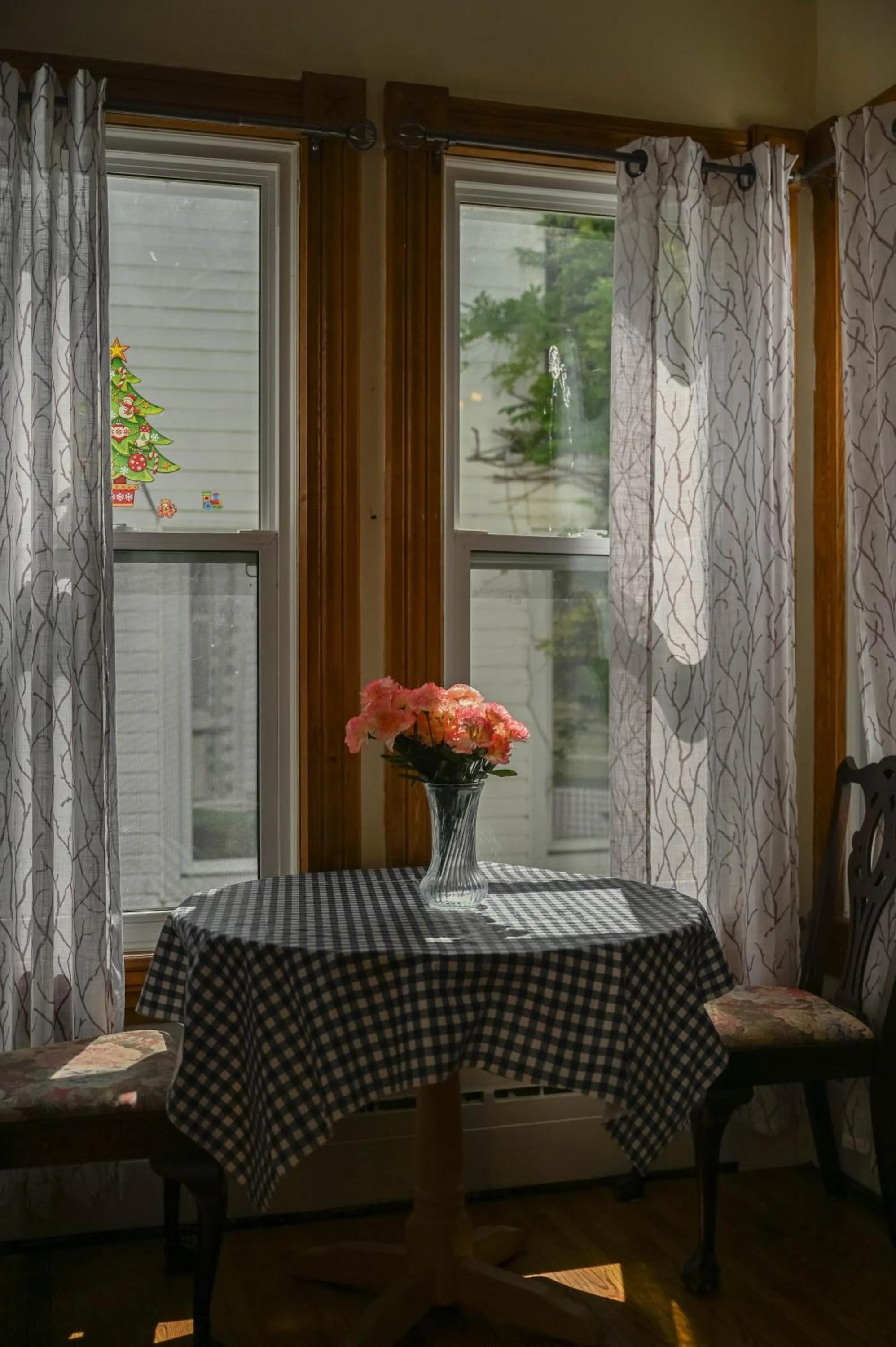 Dining area in Niagara Inn Bed and Breakfast