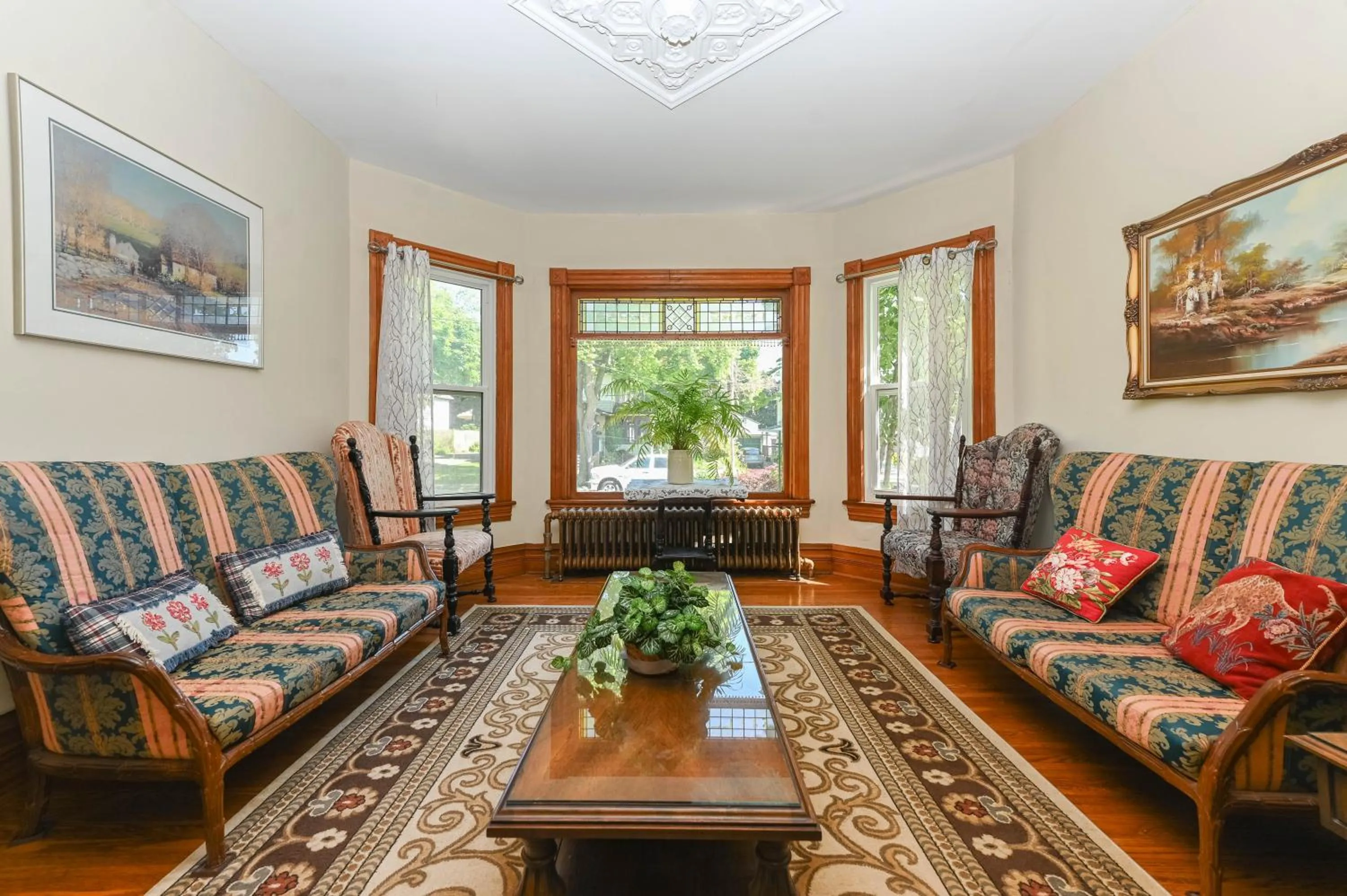Living room in Niagara Inn Bed and Breakfast