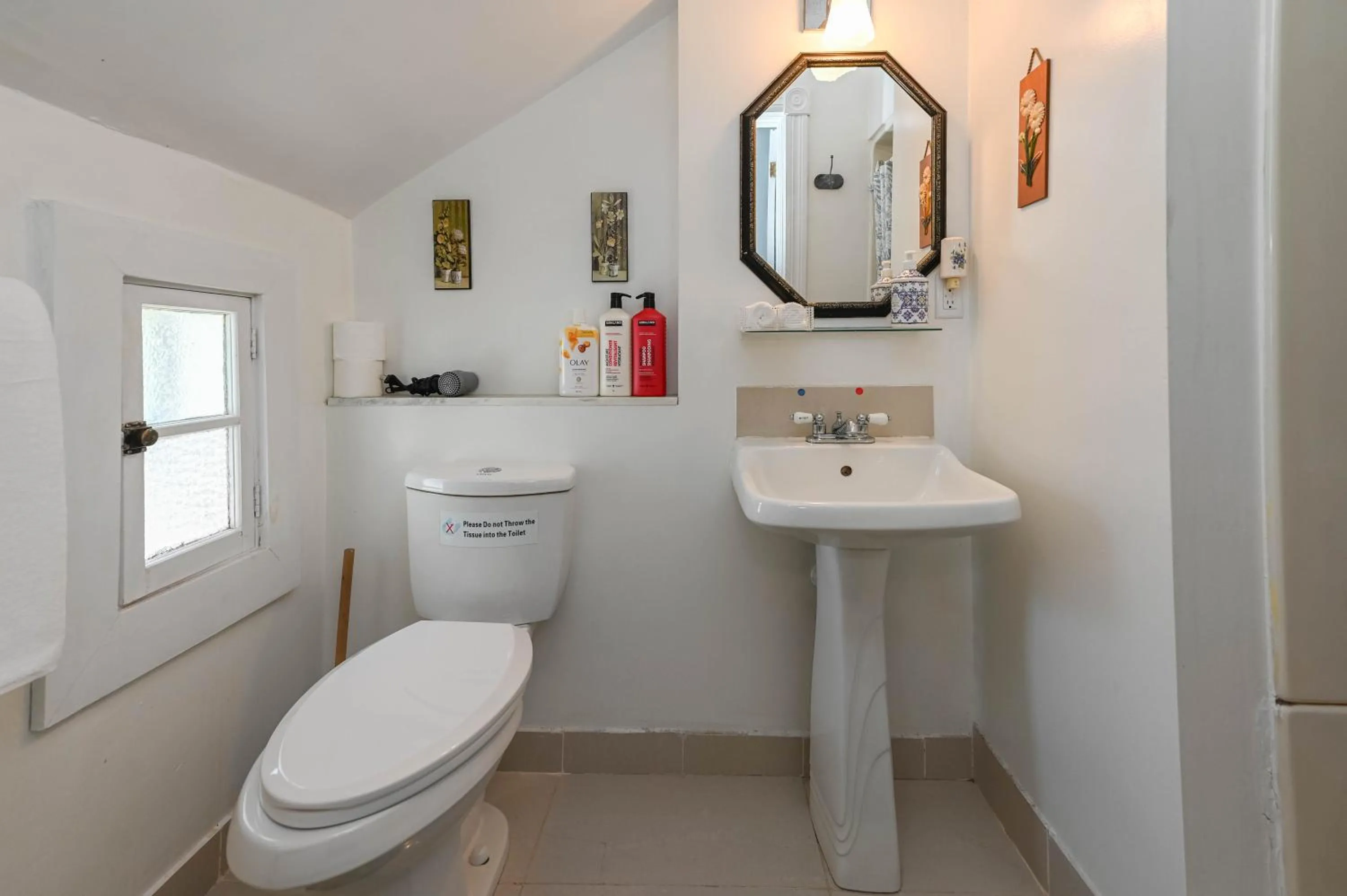 Toilet in Niagara Inn Bed and Breakfast