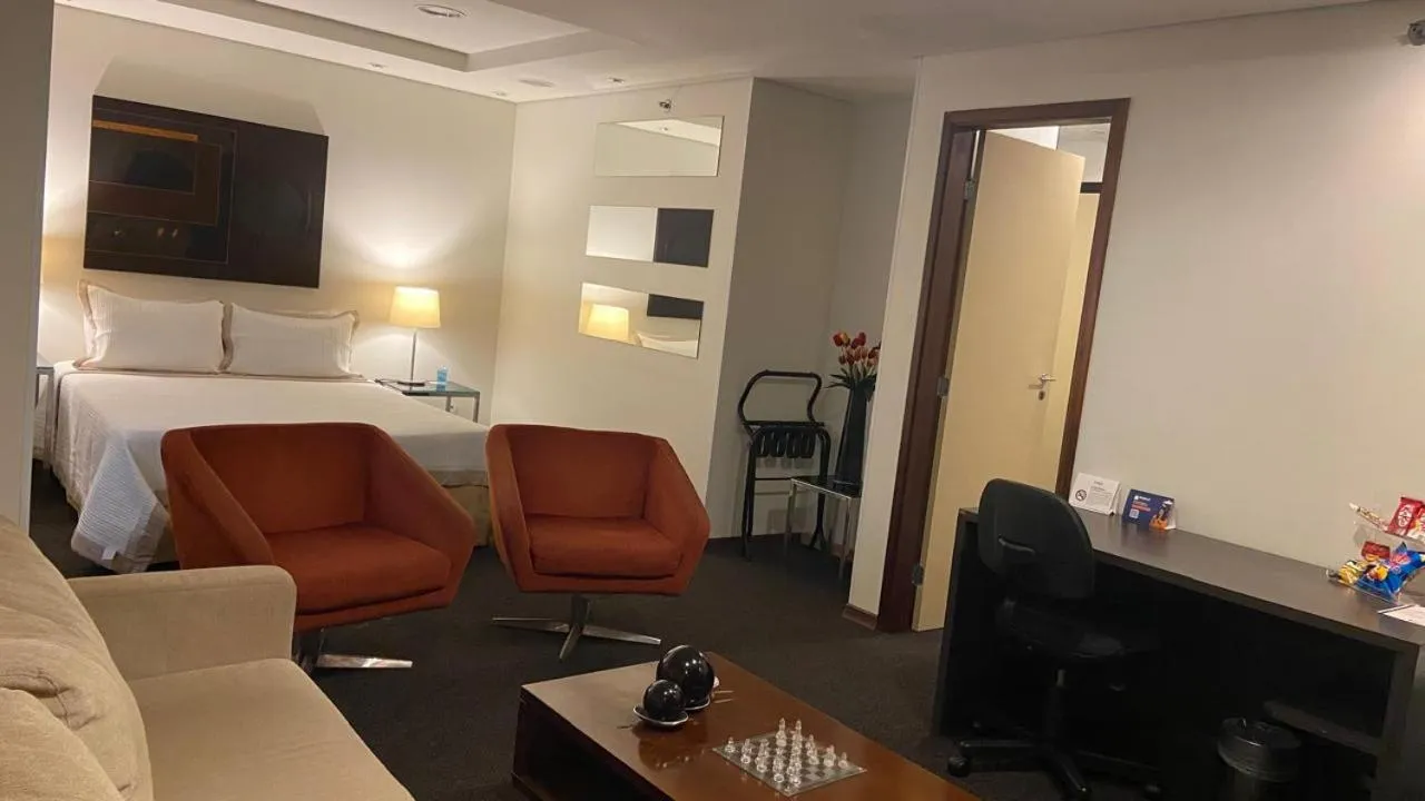 Communal lounge/ TV room in Astron Hotel Bauru by Nobile