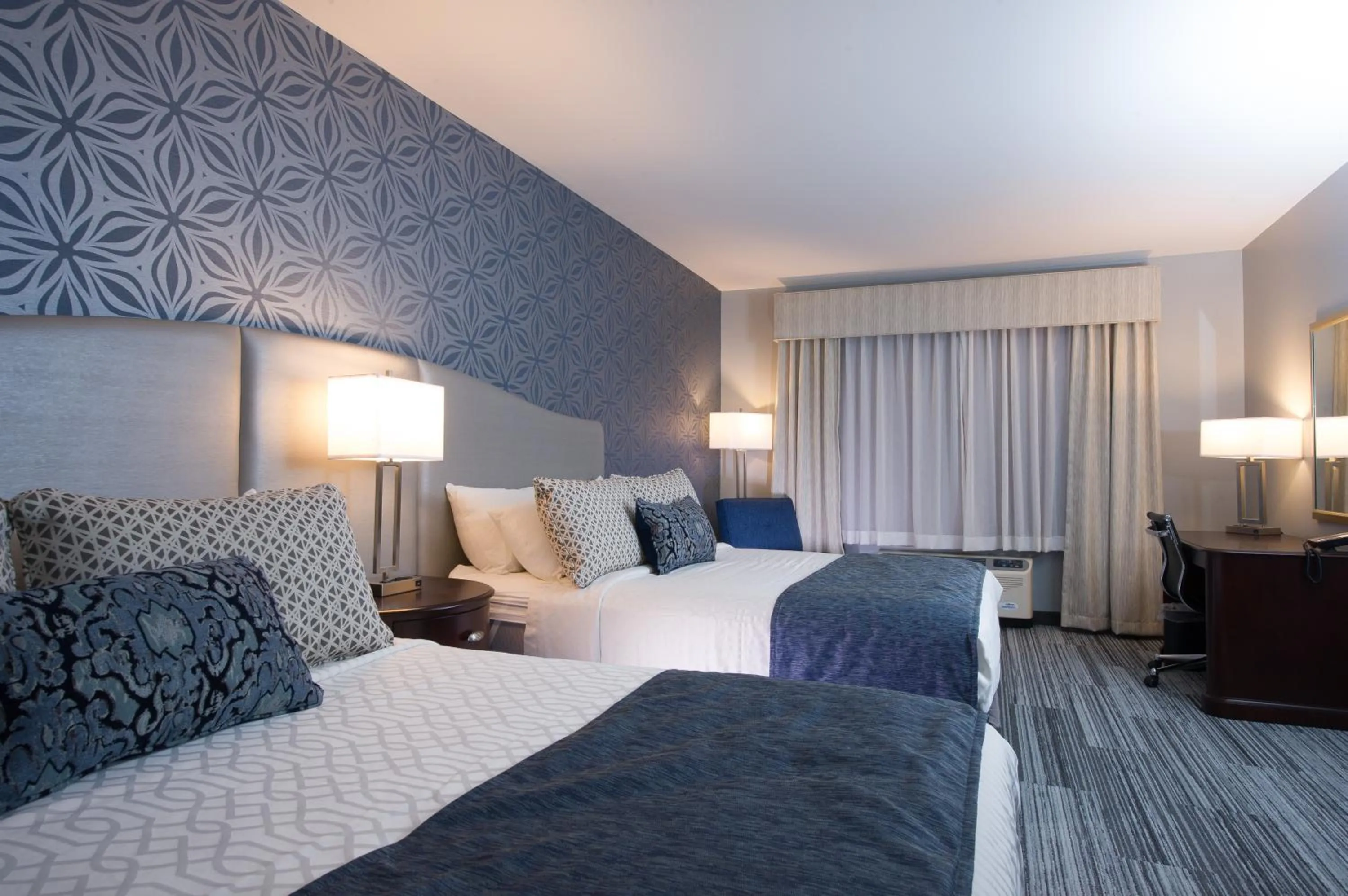 Bed in Best Western PLUS Franklin Square Inn