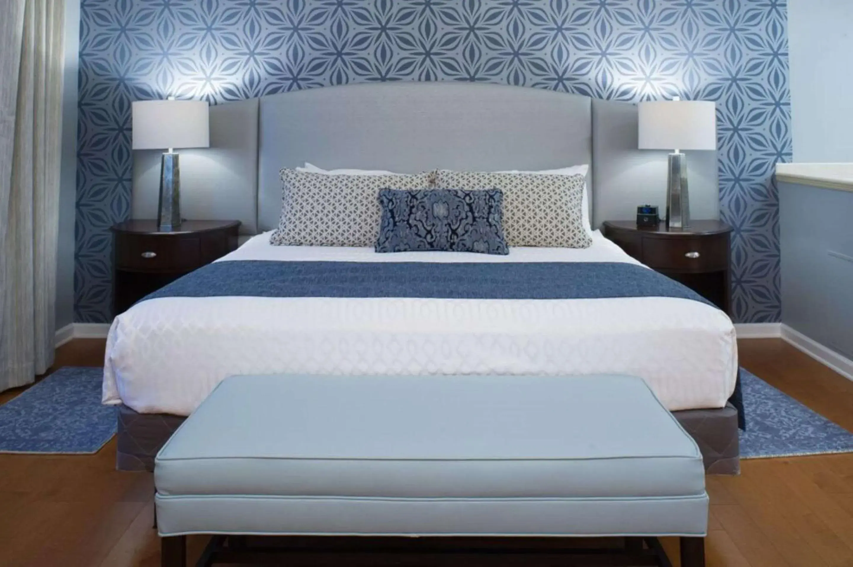 Photo of the whole room, Bed in Best Western PLUS Franklin Square Inn Photo of the whole room, Bed in Best Western PLUS Franklin Square Inn