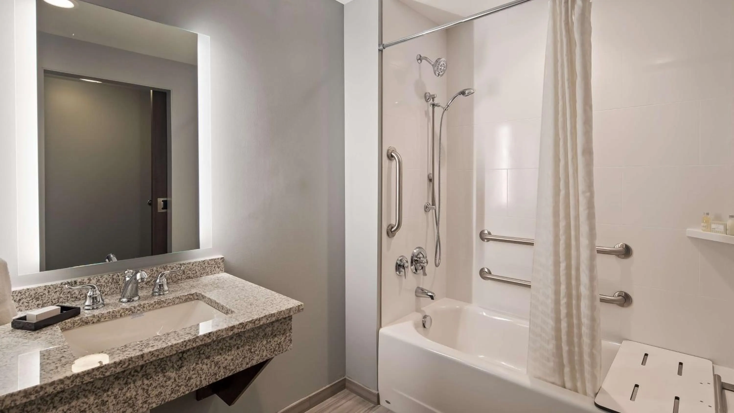 Bathroom in Best Western PLUS Franklin Square Inn