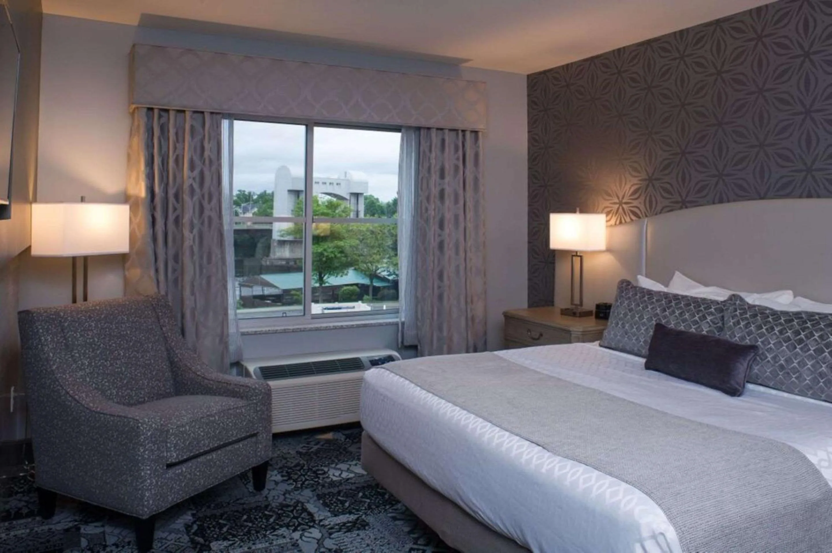 Photo of the whole room, Bed in Best Western PLUS Franklin Square Inn