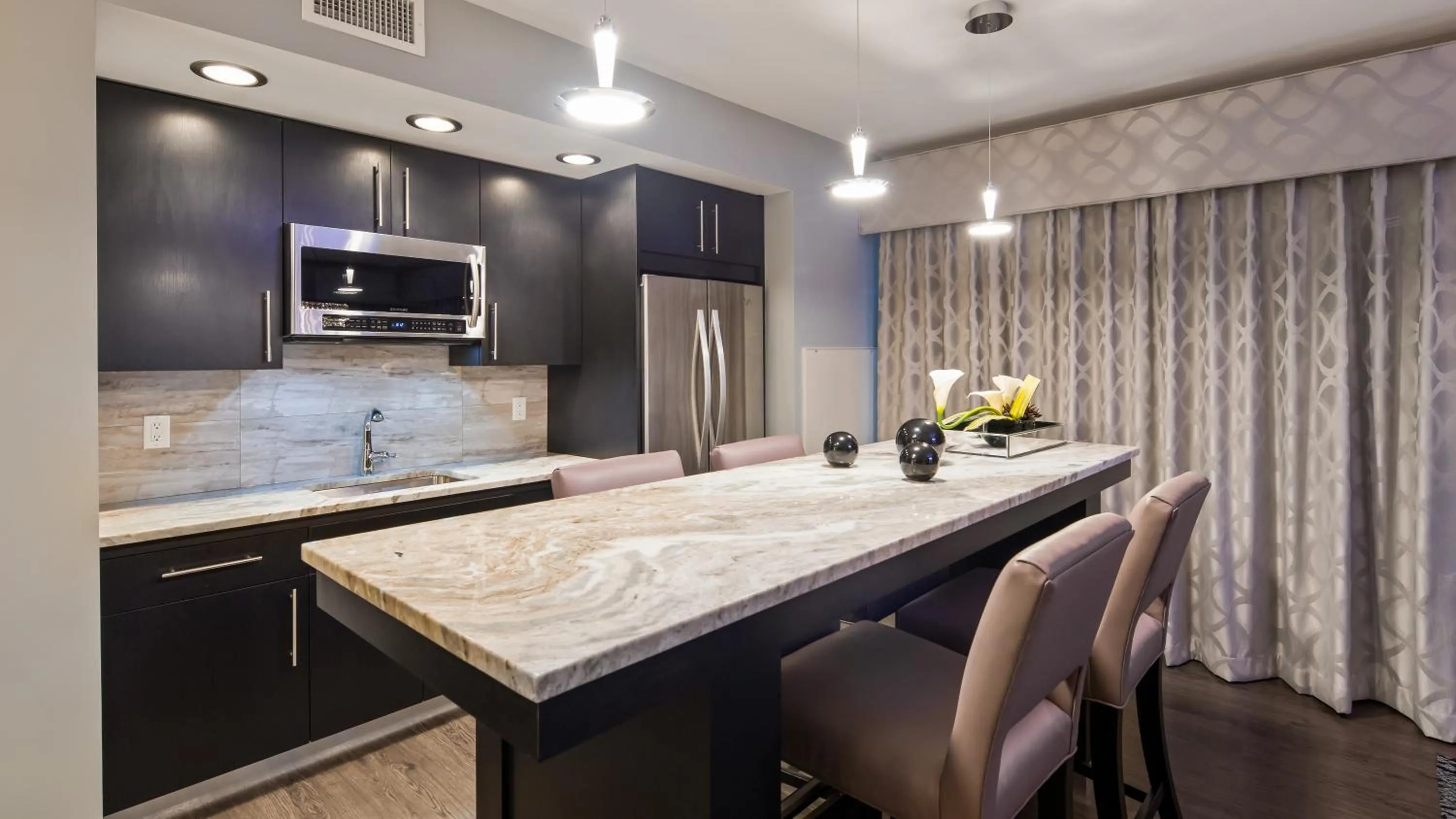 Kitchen or kitchenette in Best Western PLUS Franklin Square Inn