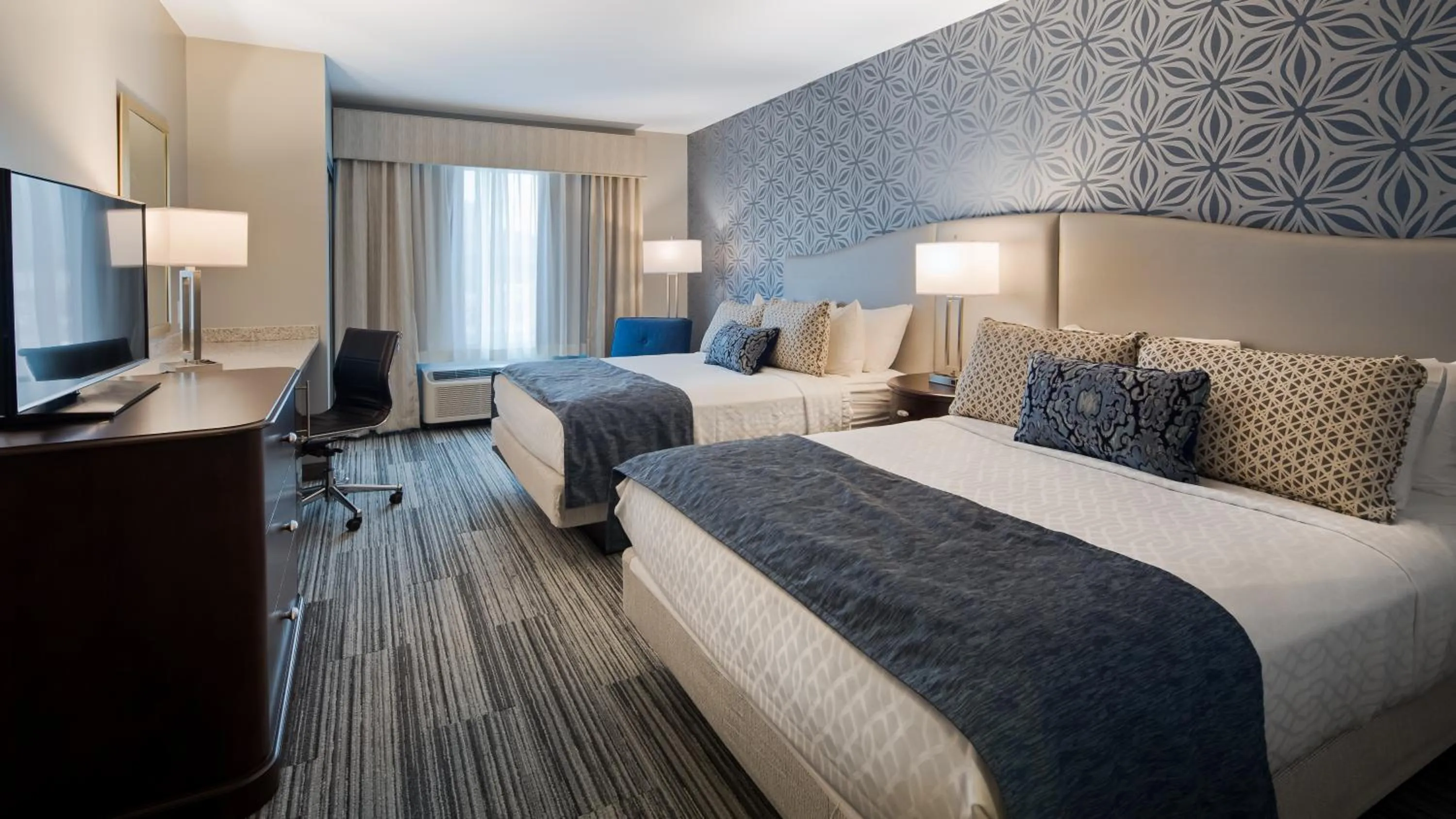 Seating area, Bed in Best Western PLUS Franklin Square Inn