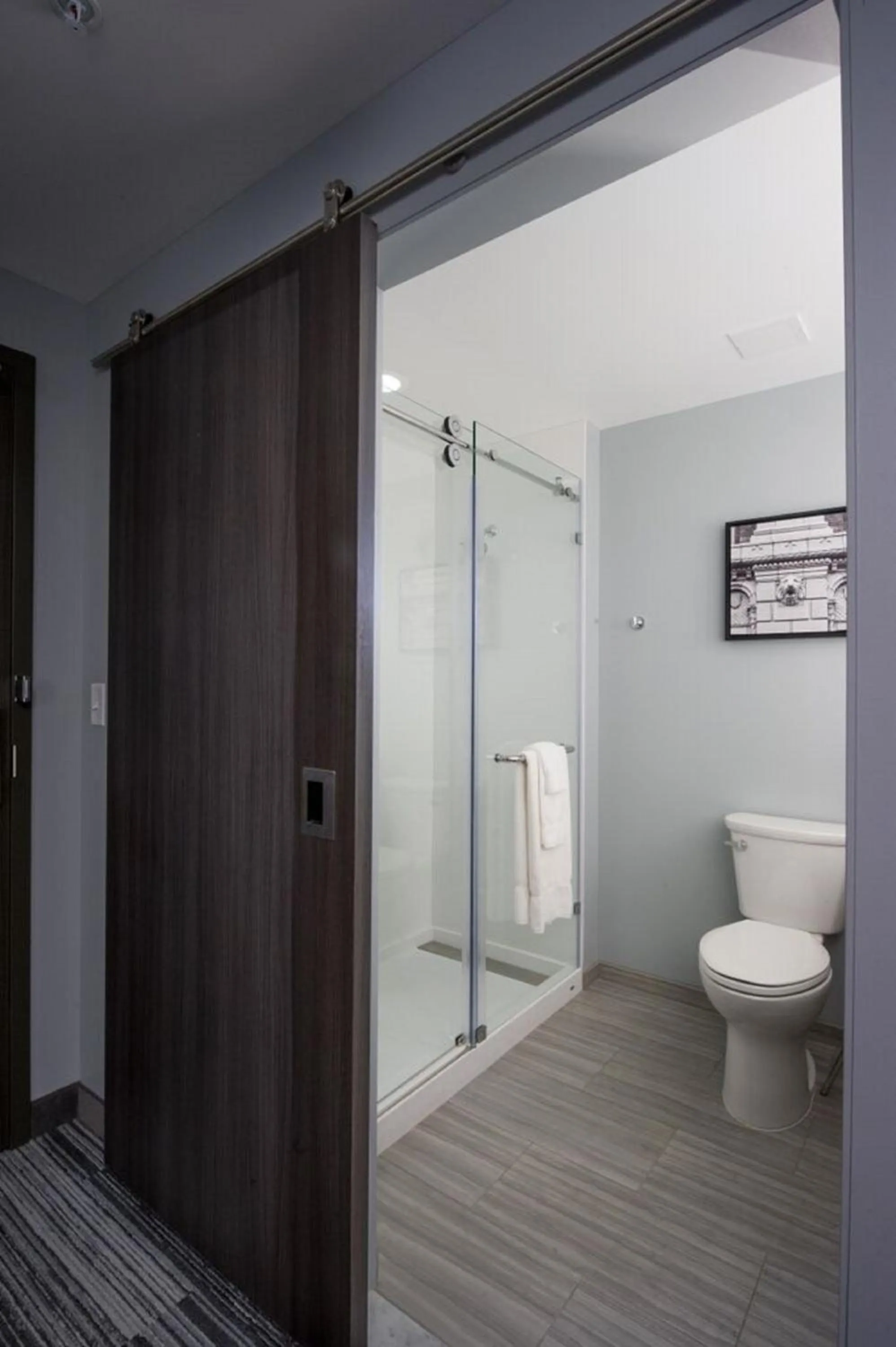 Shower in Best Western PLUS Franklin Square Inn