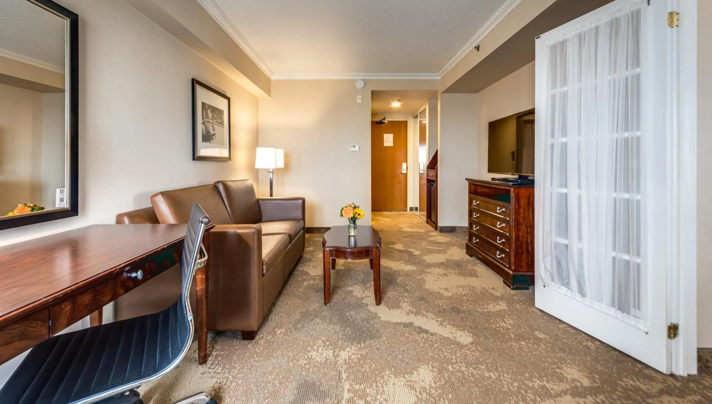 Seating area in Monte Carlo Inn & Suites Downtown Markham