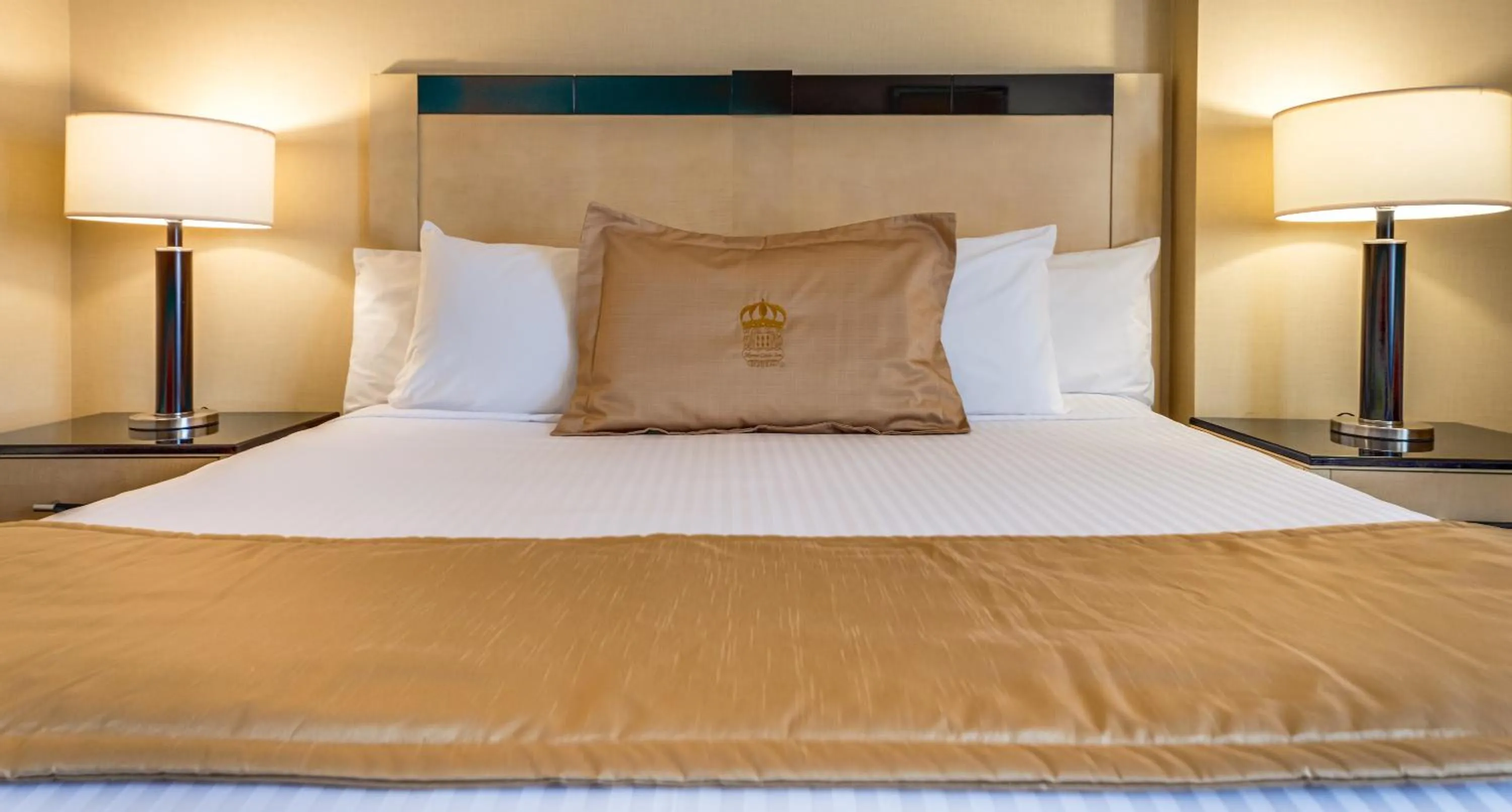 Bed in Monte Carlo Inn & Suites Downtown Markham