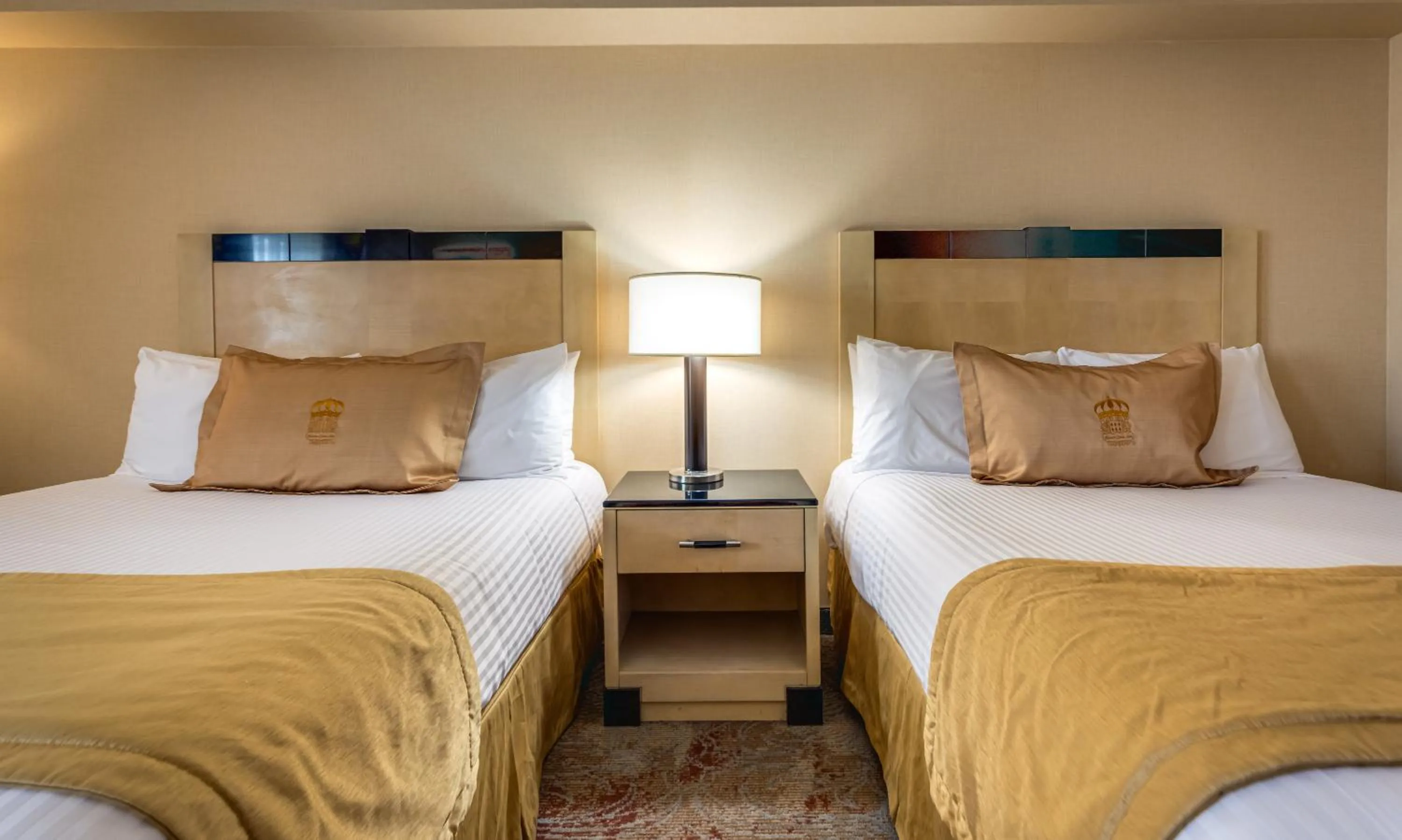 Bed in Monte Carlo Inn & Suites Downtown Markham