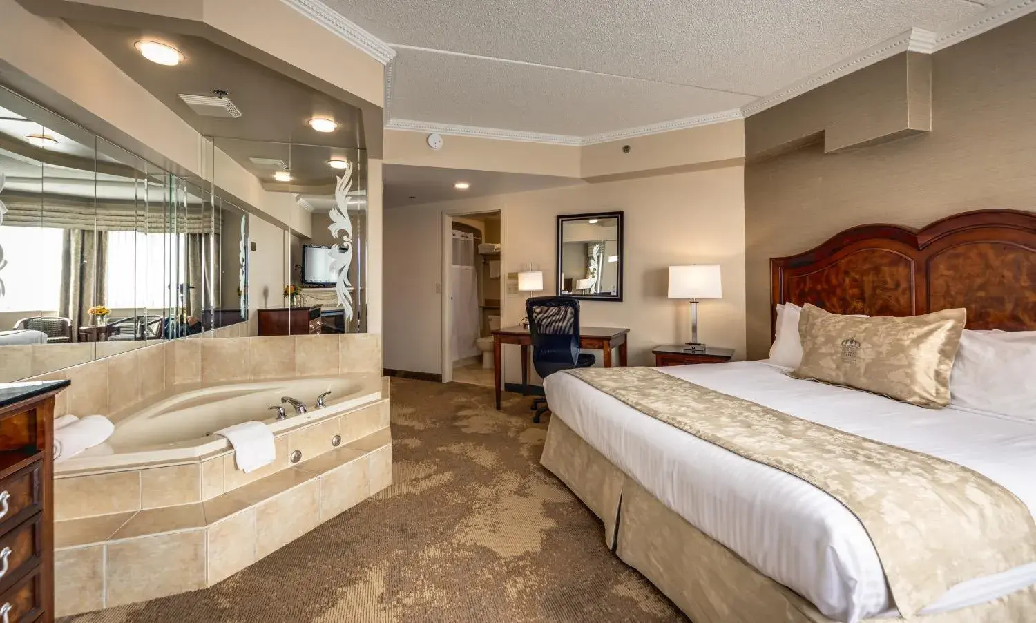Bed in Monte Carlo Inn & Suites Downtown Markham Bed in Monte Carlo Inn & Suites Downtown Markham