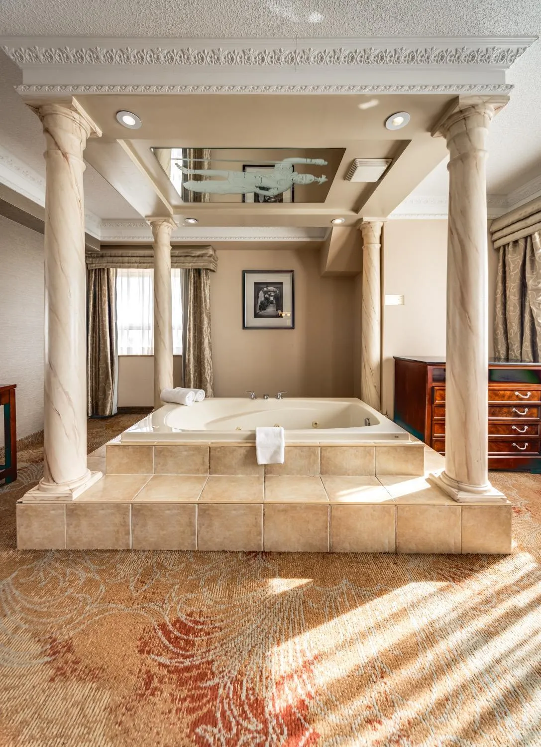 Photo of the whole room, Bed in Monte Carlo Inn & Suites Downtown Markham