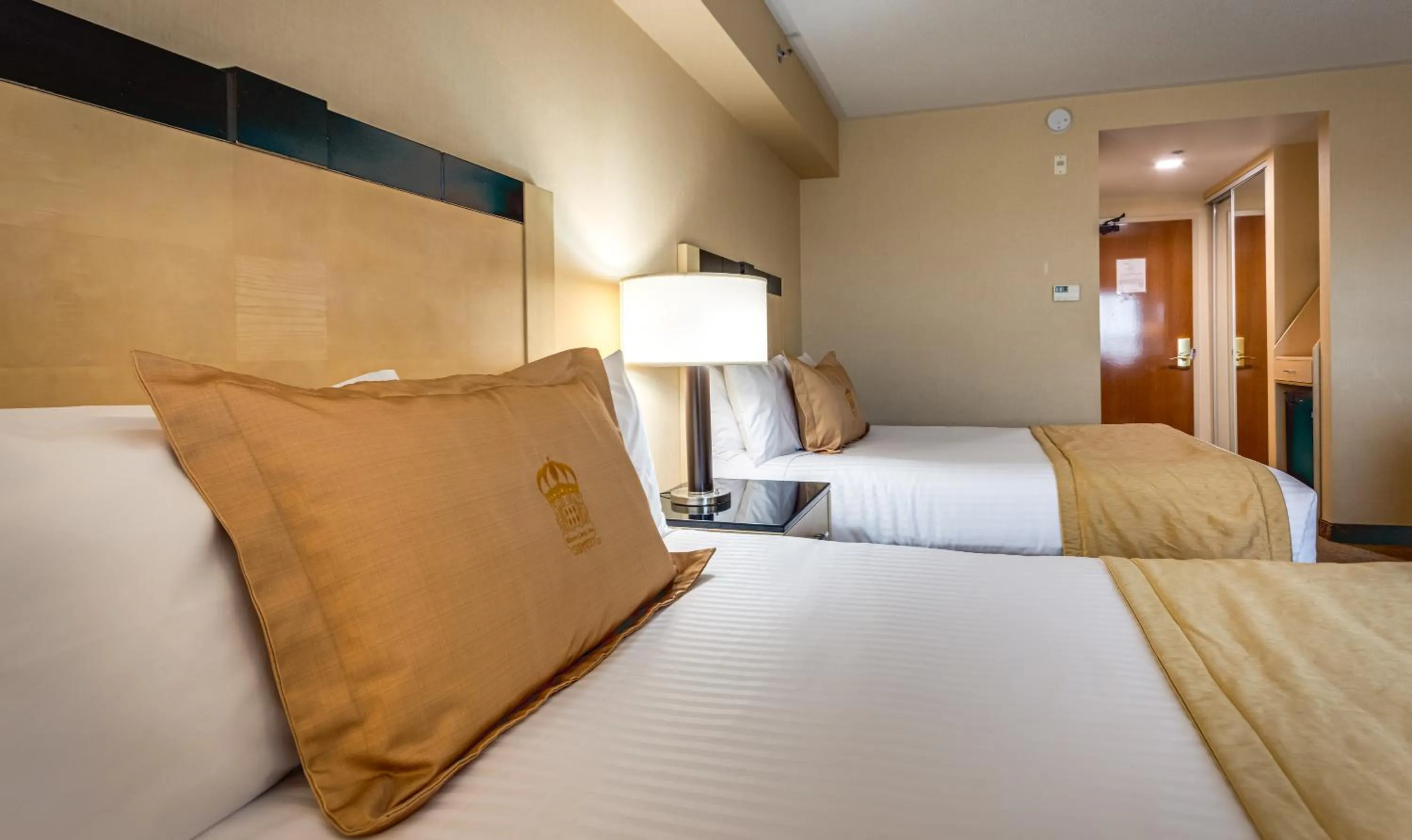 Bed in Monte Carlo Inn & Suites Downtown Markham