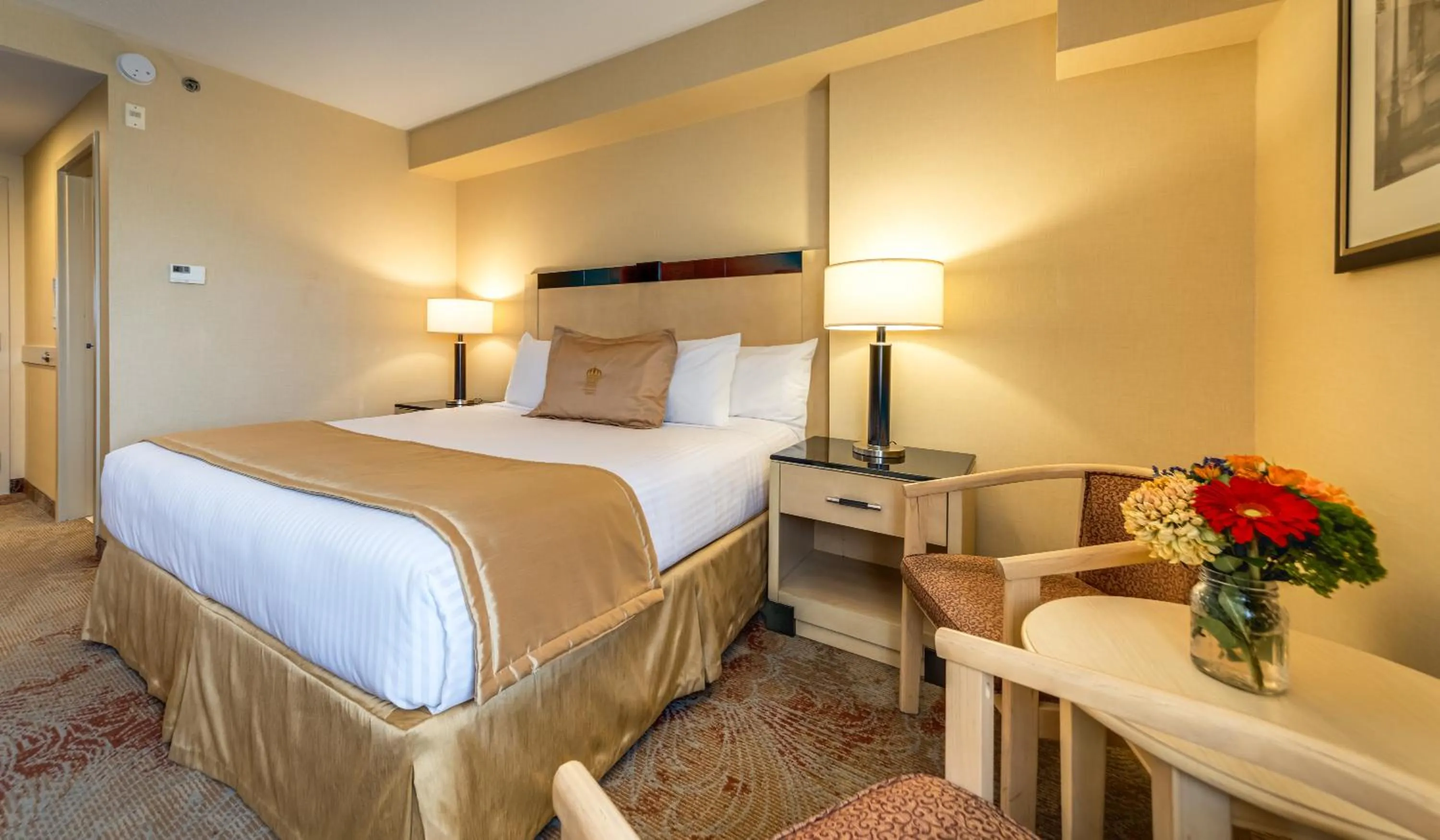 Bedroom, Bed in Monte Carlo Inn & Suites Downtown Markham