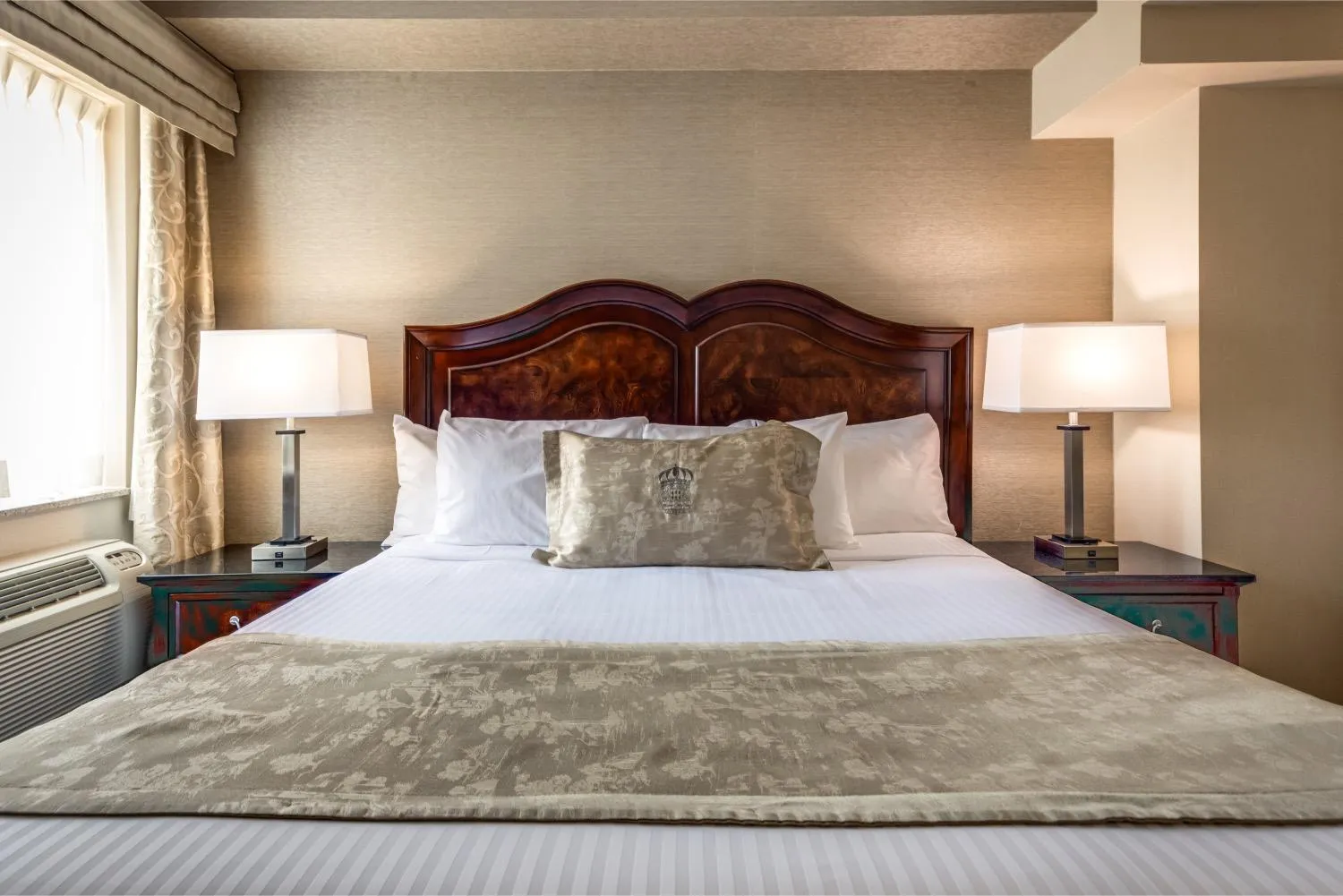 Bed in Monte Carlo Inn & Suites Downtown Markham