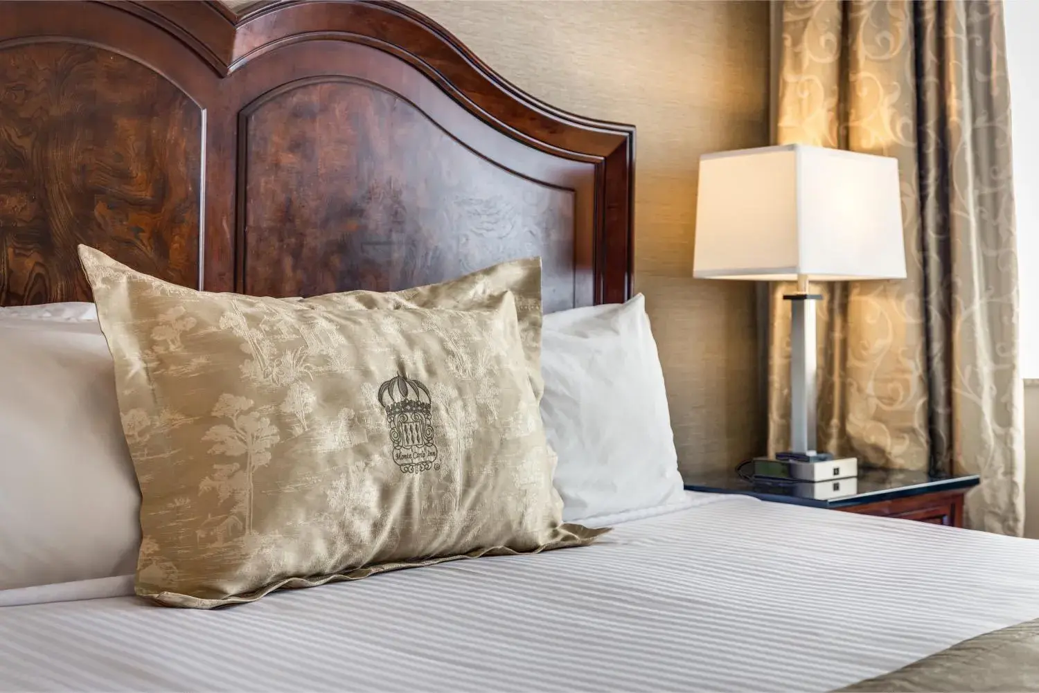 Luxury King Suite with Jetted Tub in Monte Carlo Inn & Suites Downtown Markham Luxury King Suite with Jetted Tub in Monte Carlo Inn & Suites Downtown Markham