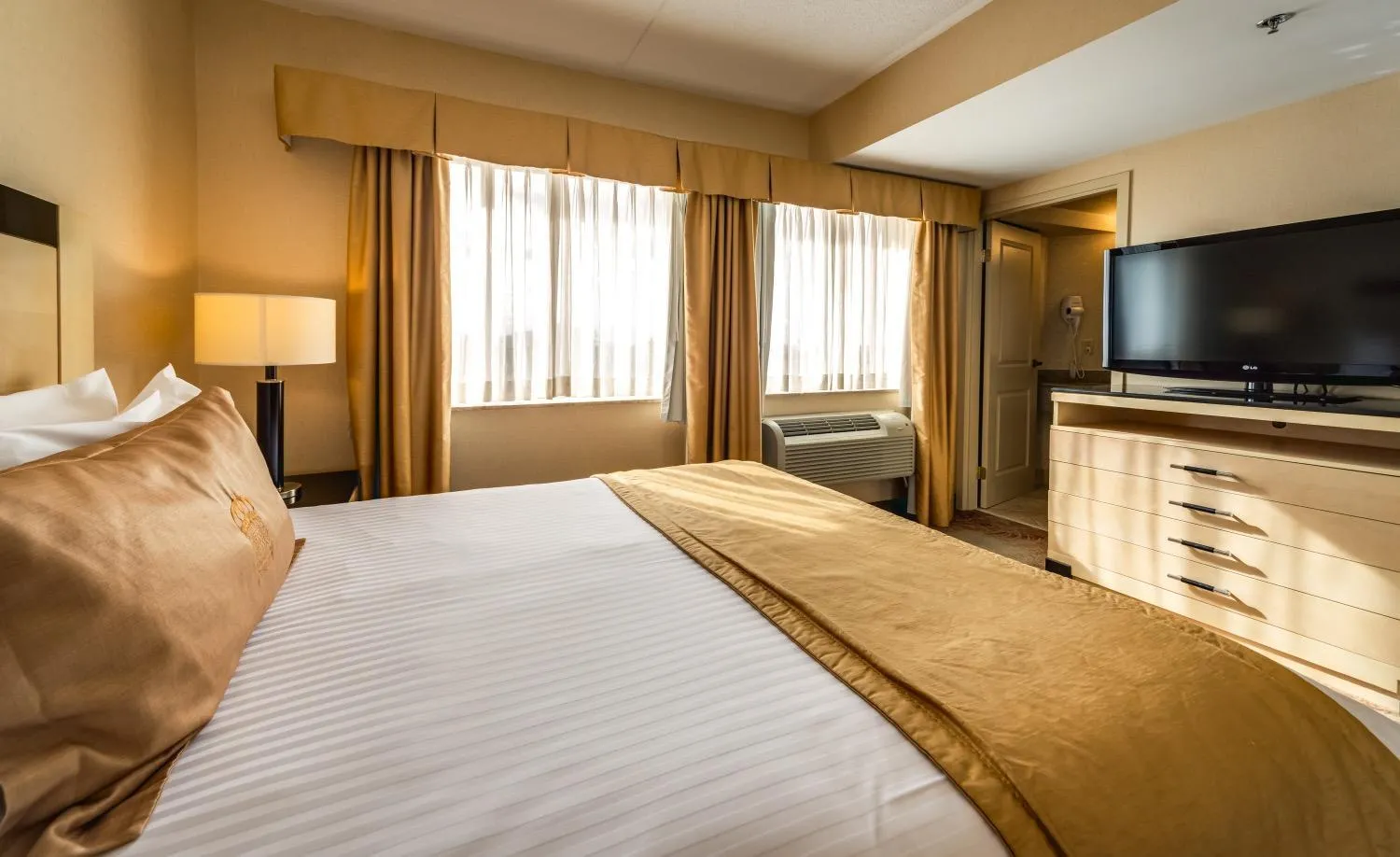 Bedroom, Bed in Monte Carlo Inn & Suites Downtown Markham