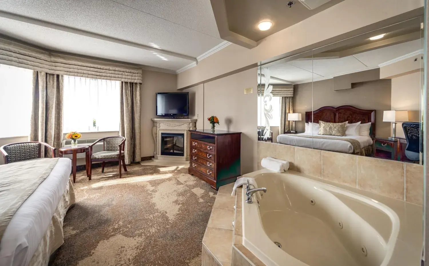 TV and multimedia, Bed in Monte Carlo Inn & Suites Downtown Markham TV and multimedia, Bed in Monte Carlo Inn & Suites Downtown Markham