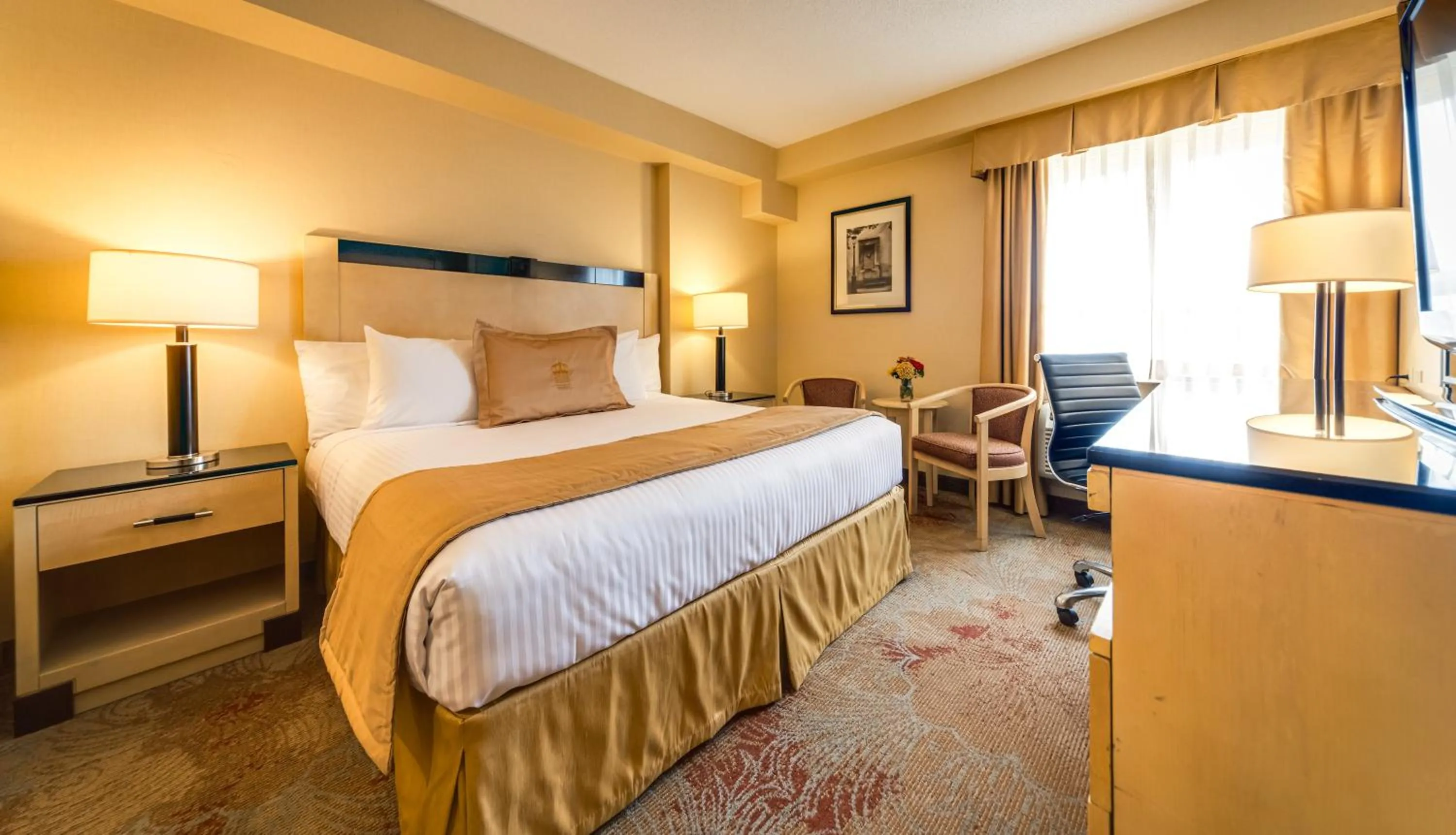 Bedroom, Bed in Monte Carlo Inn & Suites Downtown Markham