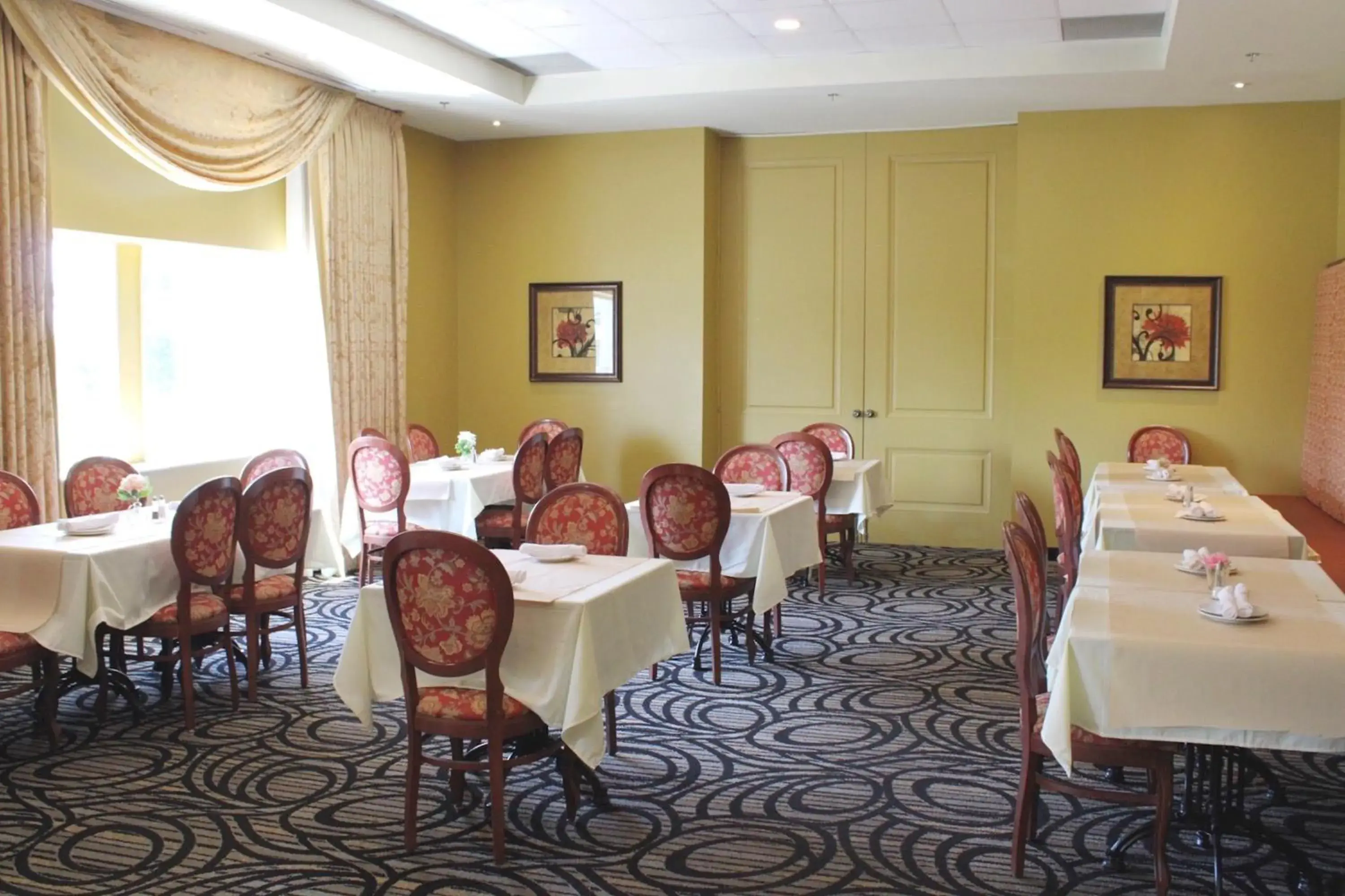 Restaurant/places to eat in Monte Carlo Inn & Suites Downtown Markham Restaurant/places to eat in Monte Carlo Inn & Suites Downtown Markham