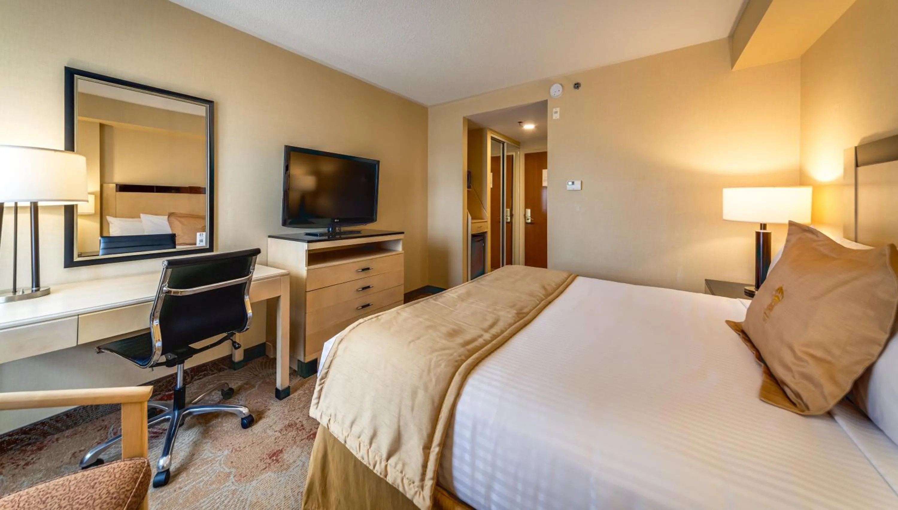 TV and multimedia, Bed in Monte Carlo Inn & Suites Downtown Markham