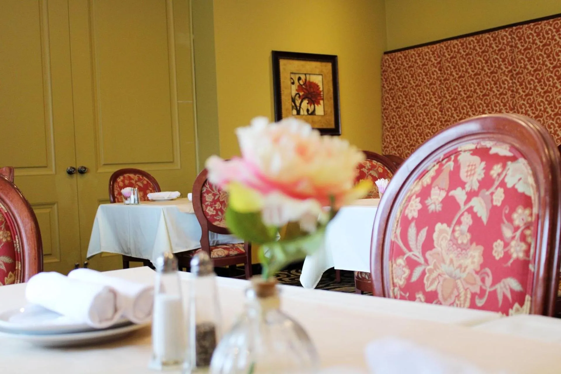 Restaurant/places to eat in Monte Carlo Inn & Suites Downtown Markham