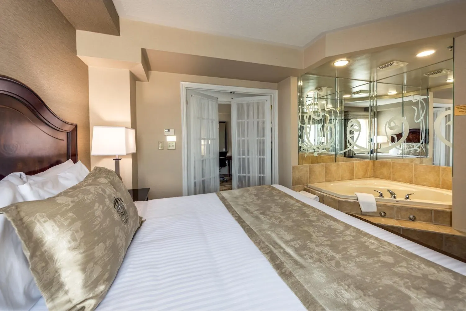 Bedroom, Bed in Monte Carlo Inn & Suites Downtown Markham