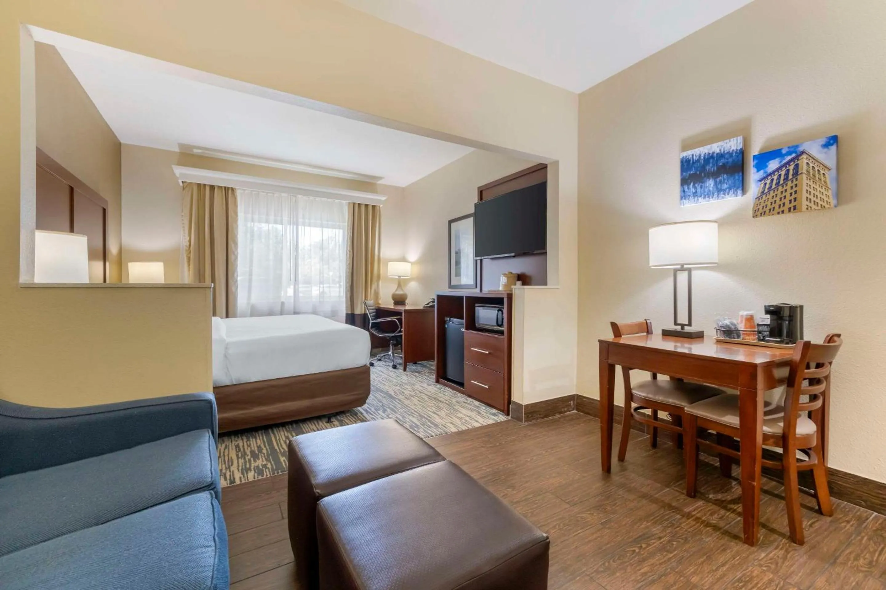 Bedroom in Comfort Suites Keeneland