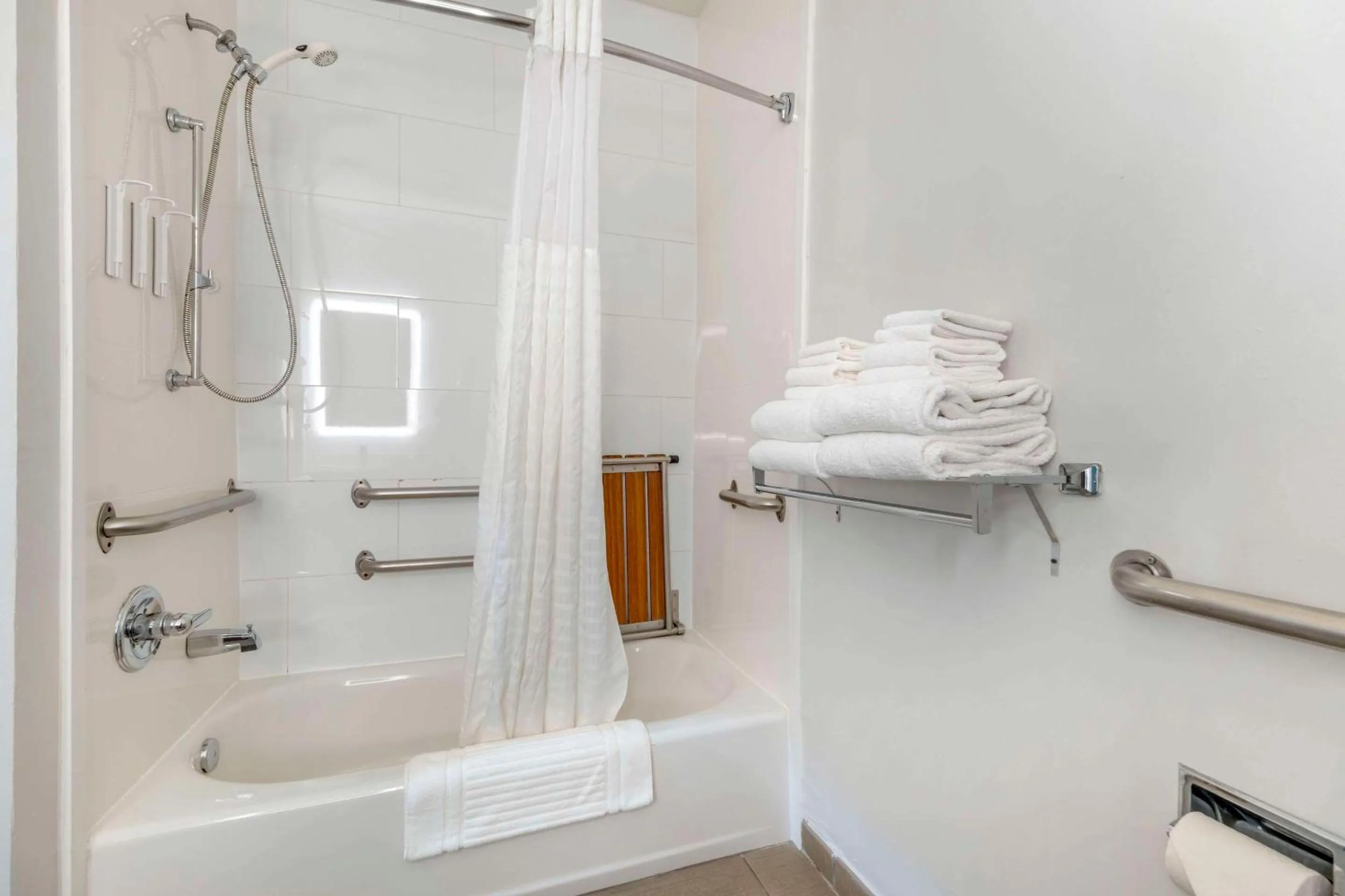 Bedroom in Comfort Suites Keeneland