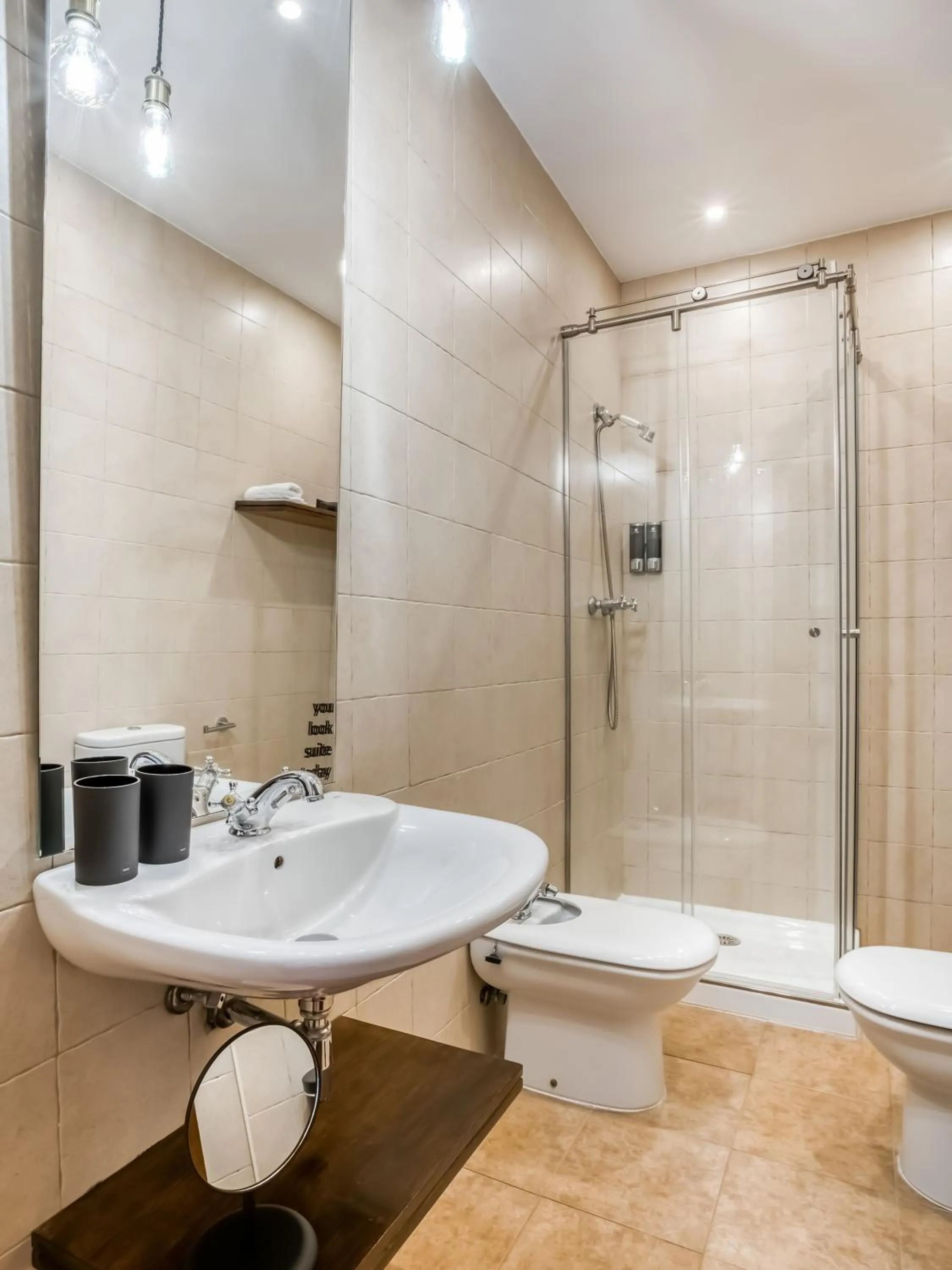 Shower in limehome Granada Calle Santa Ana