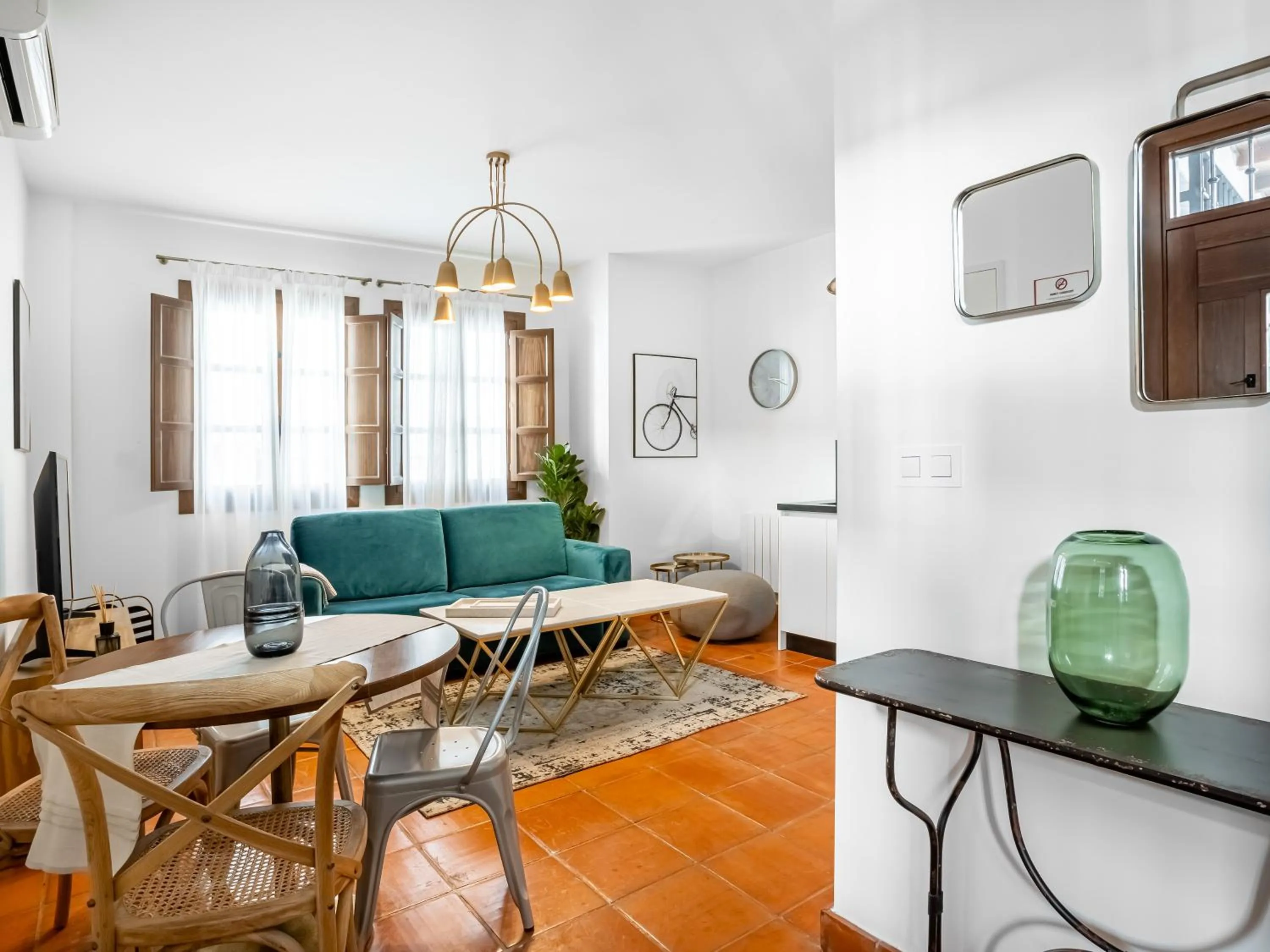 Living room in limehome Granada Calle Santa Ana