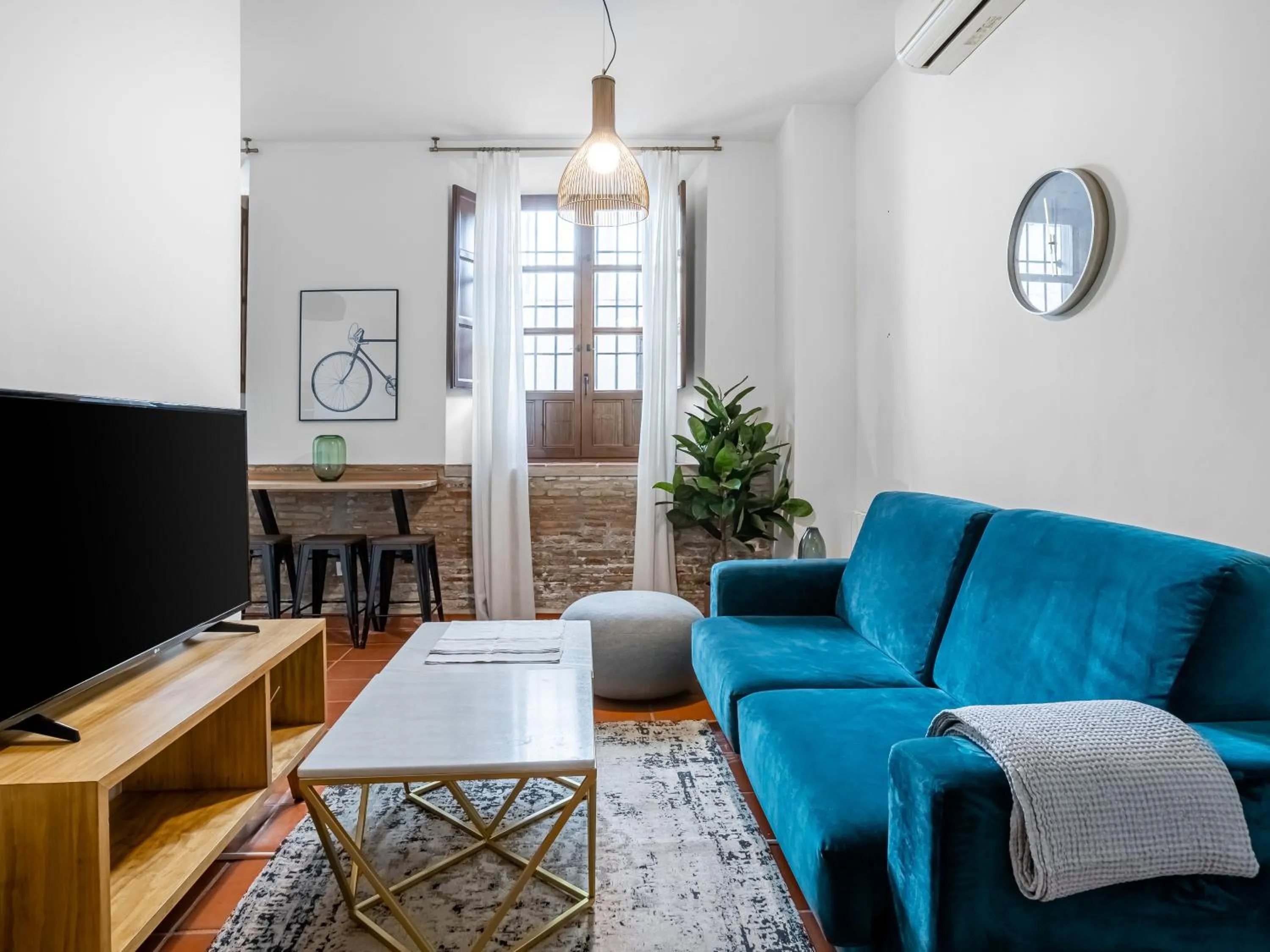 TV and multimedia in limehome Granada Calle Santa Ana