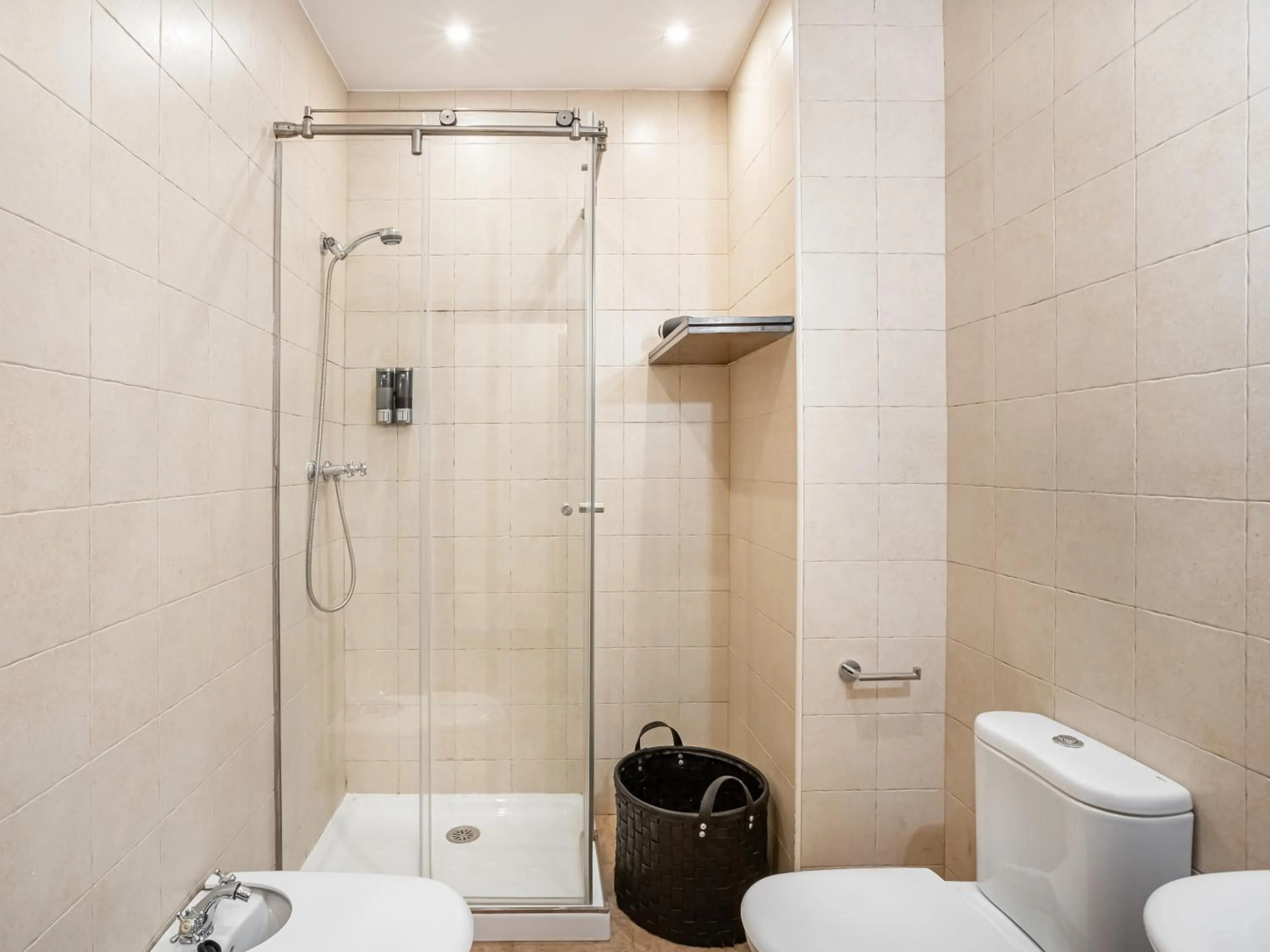 Shower in limehome Granada Calle Santa Ana