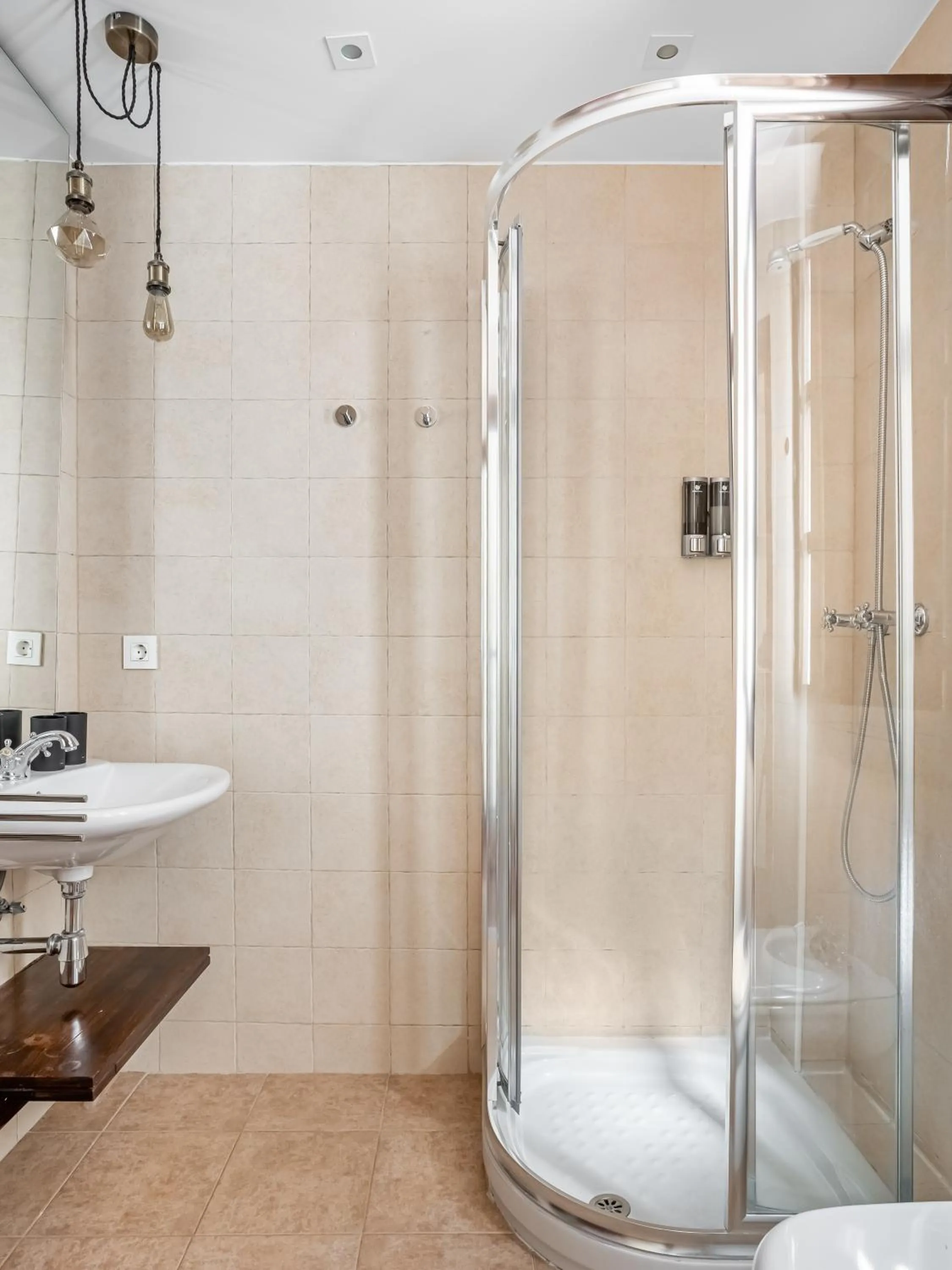 Bathroom in limehome Granada Calle Santa Ana