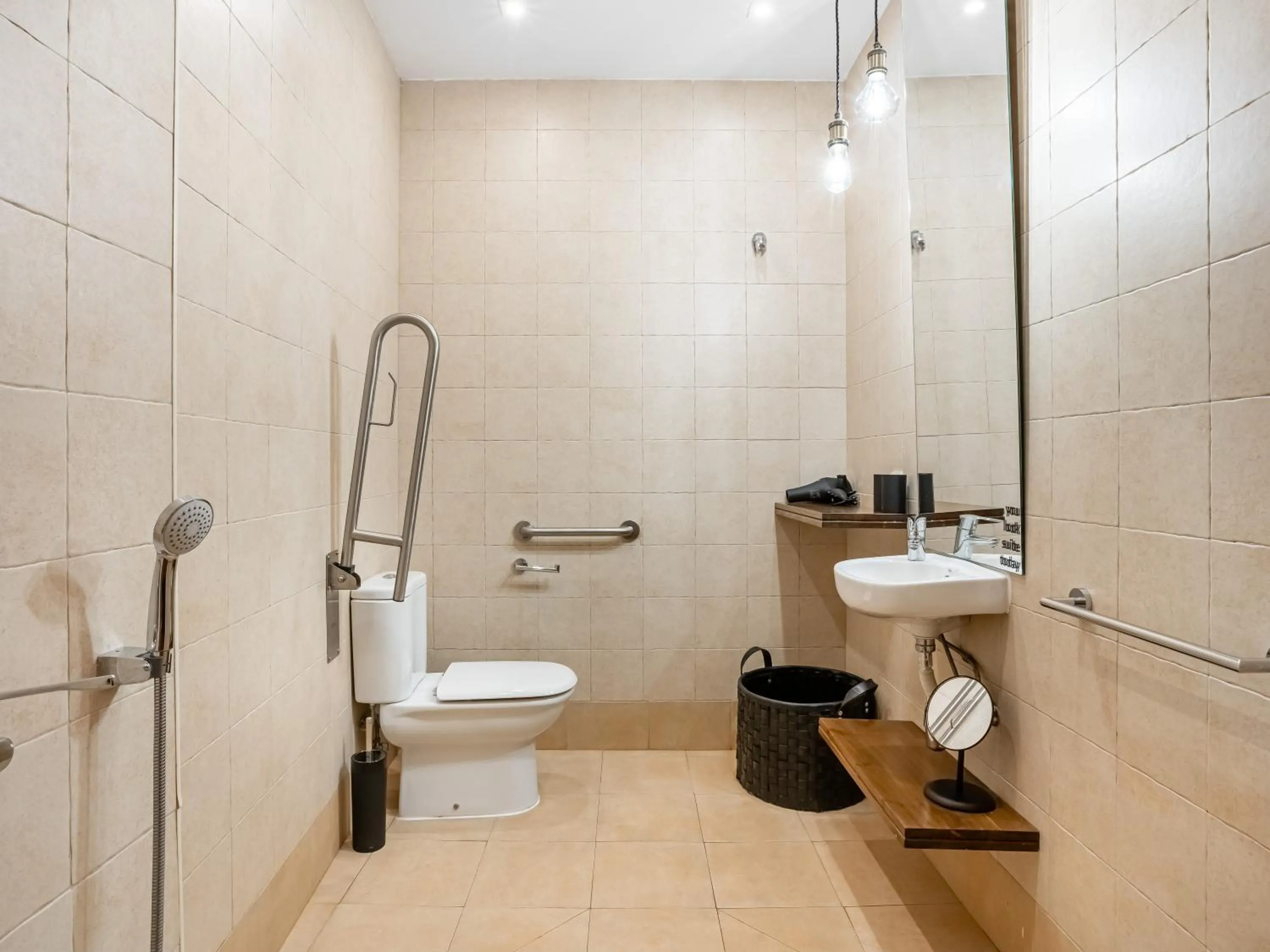 Shower in limehome Granada Calle Santa Ana