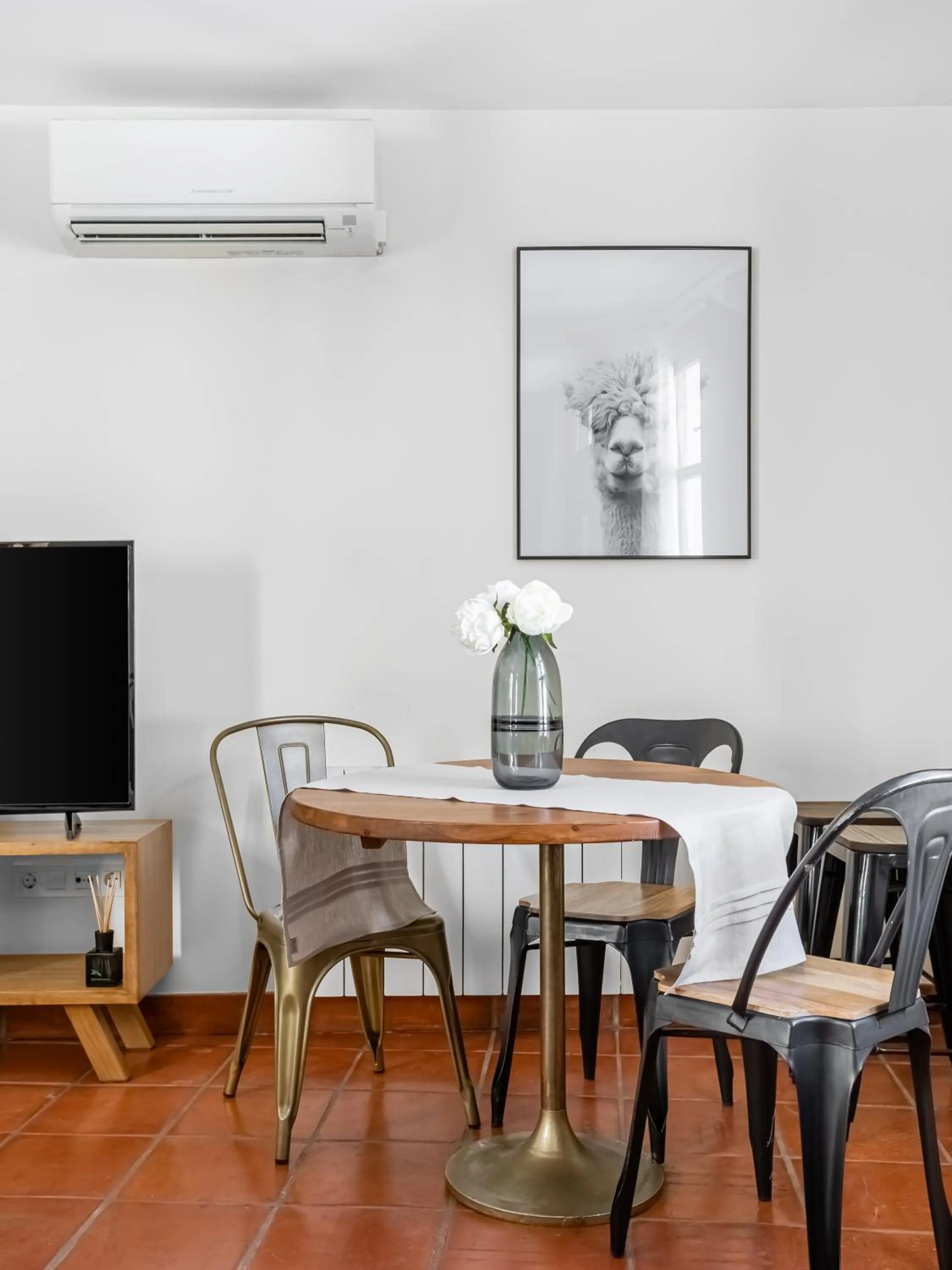 Seating area in limehome Granada Calle Santa Ana