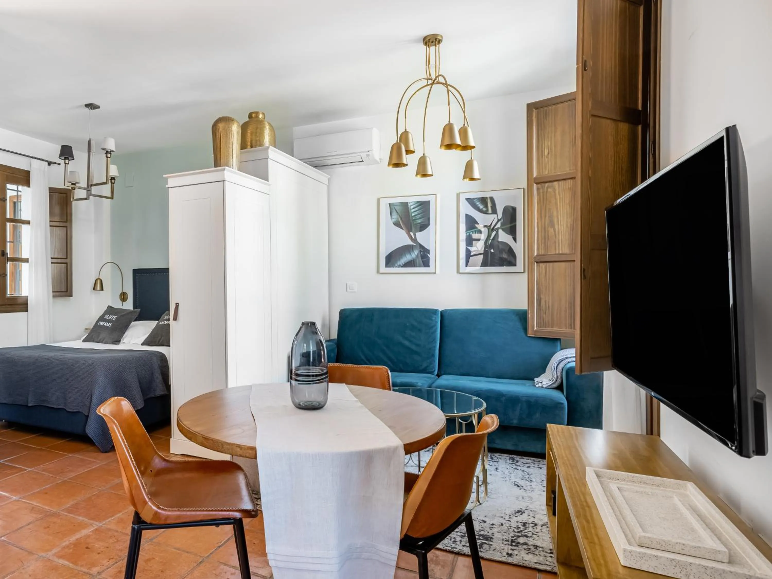 Seating area, Bed in limehome Granada Calle Santa Ana