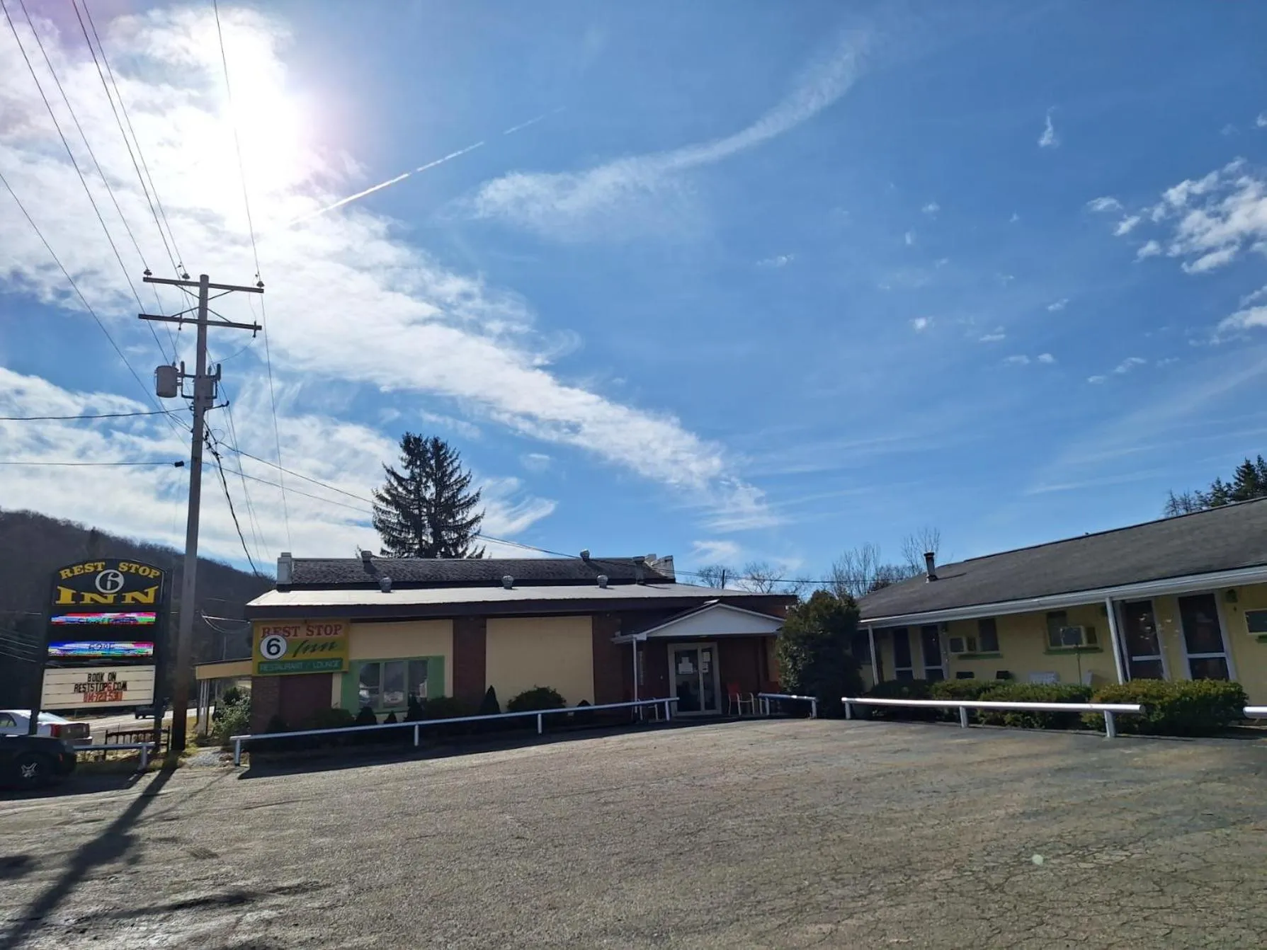 Property building in Rest Stop 6 Inn