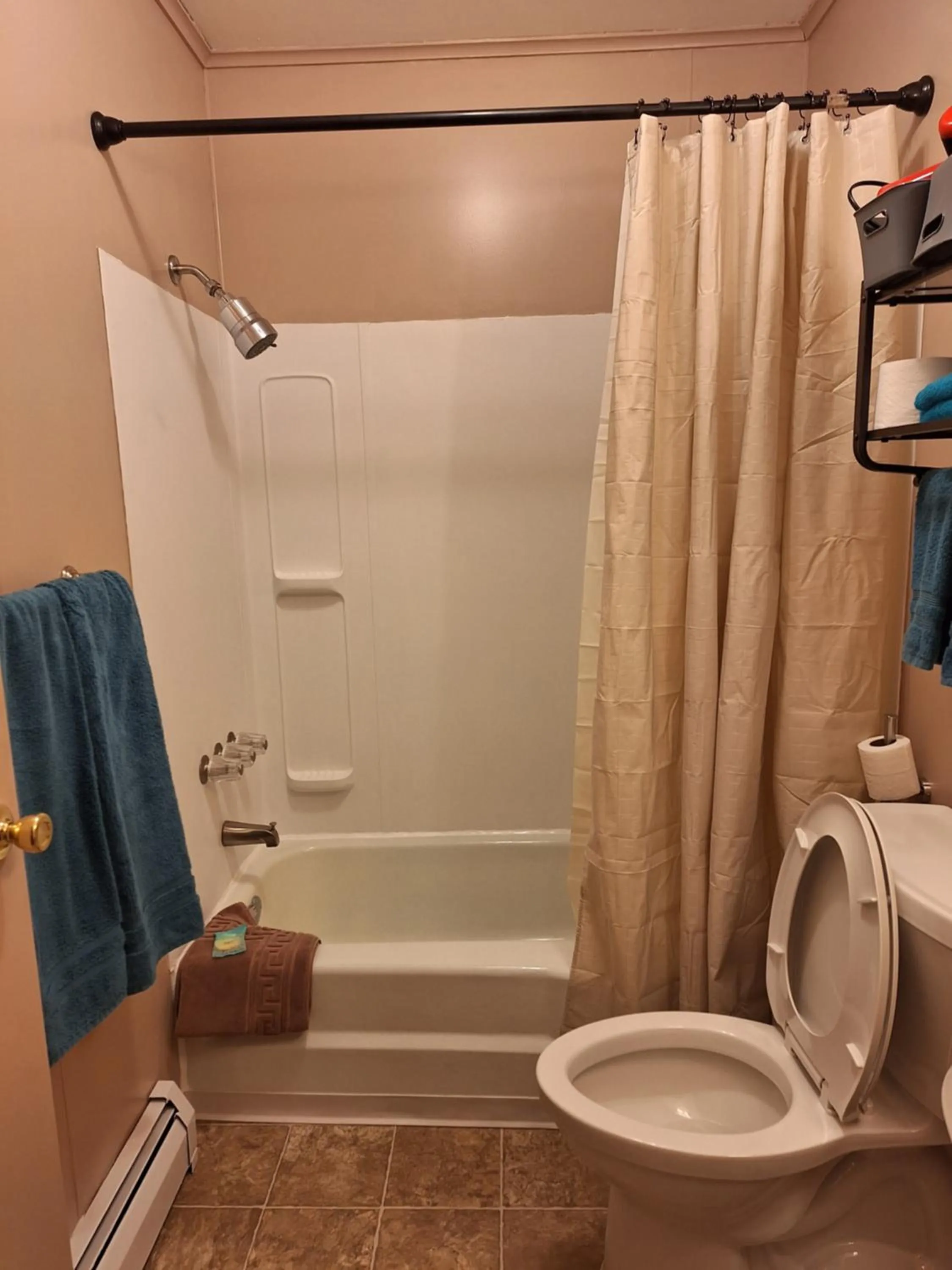 Bathroom in Rest Stop 6 Inn