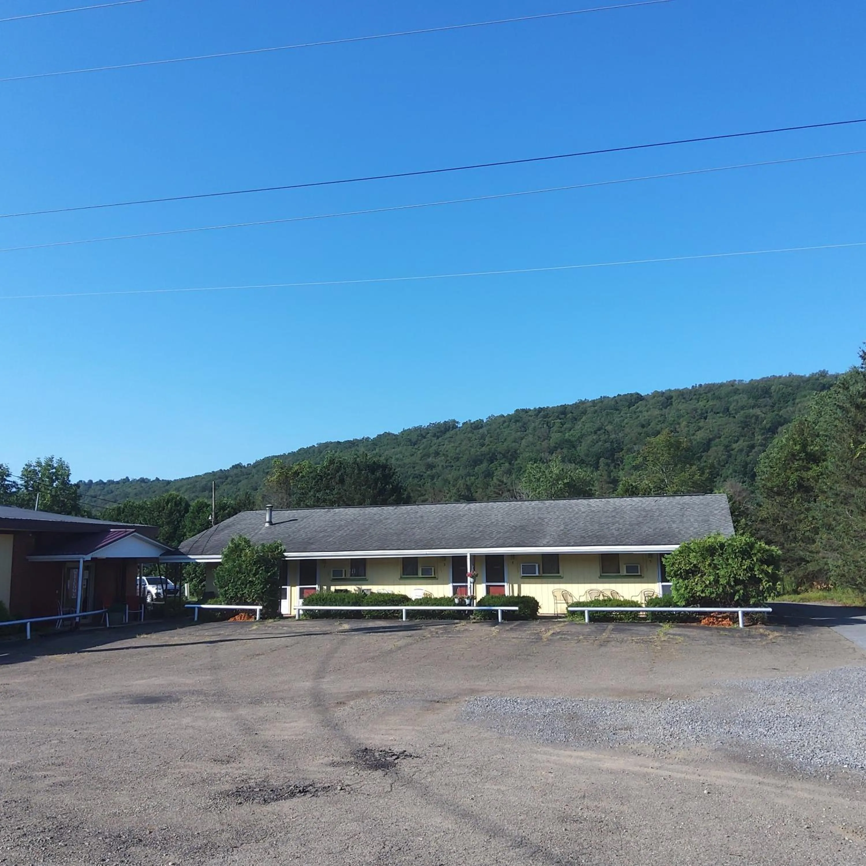 Property building in Rest Stop 6 Inn