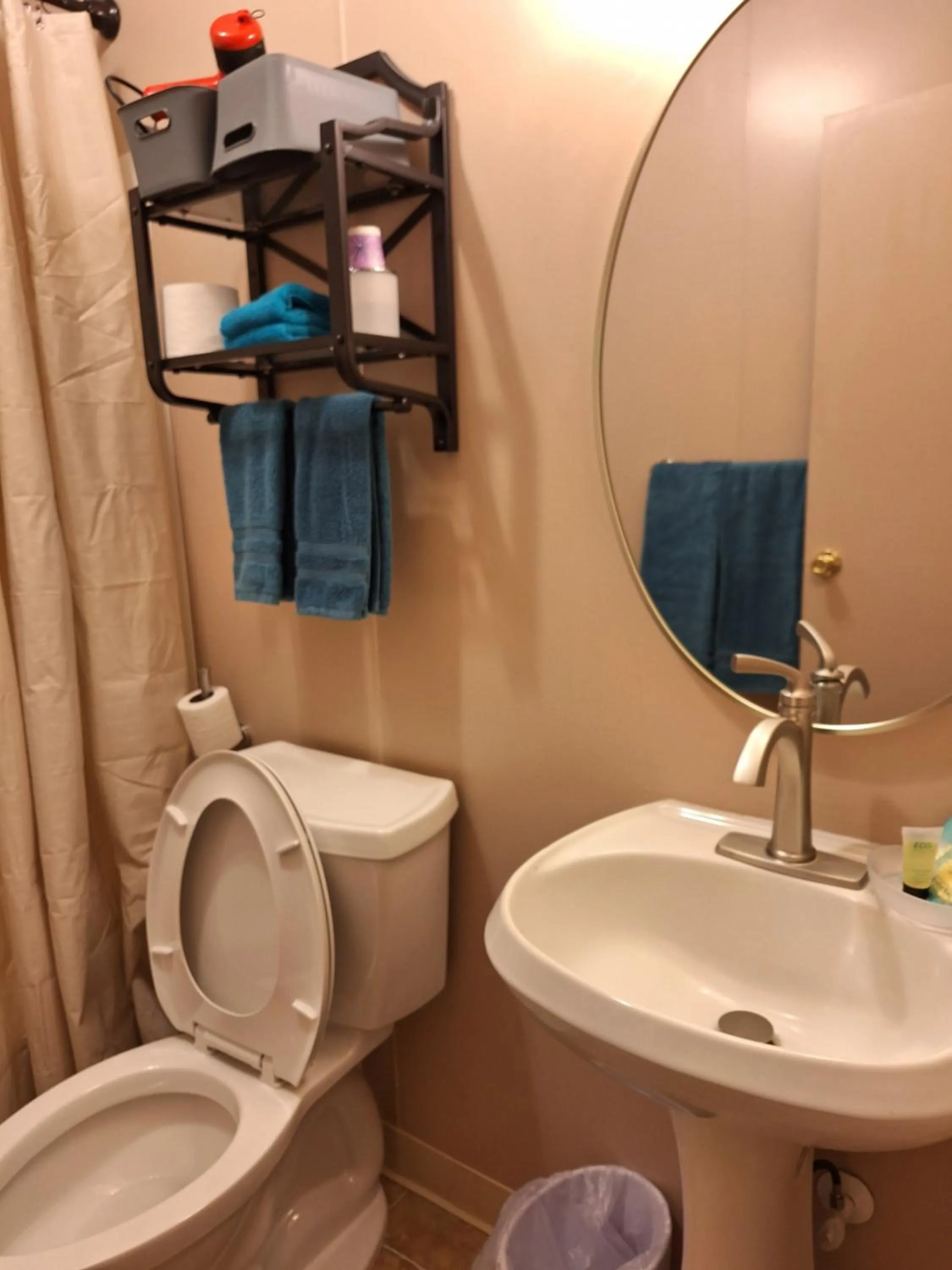 Bathroom in Rest Stop 6 Inn