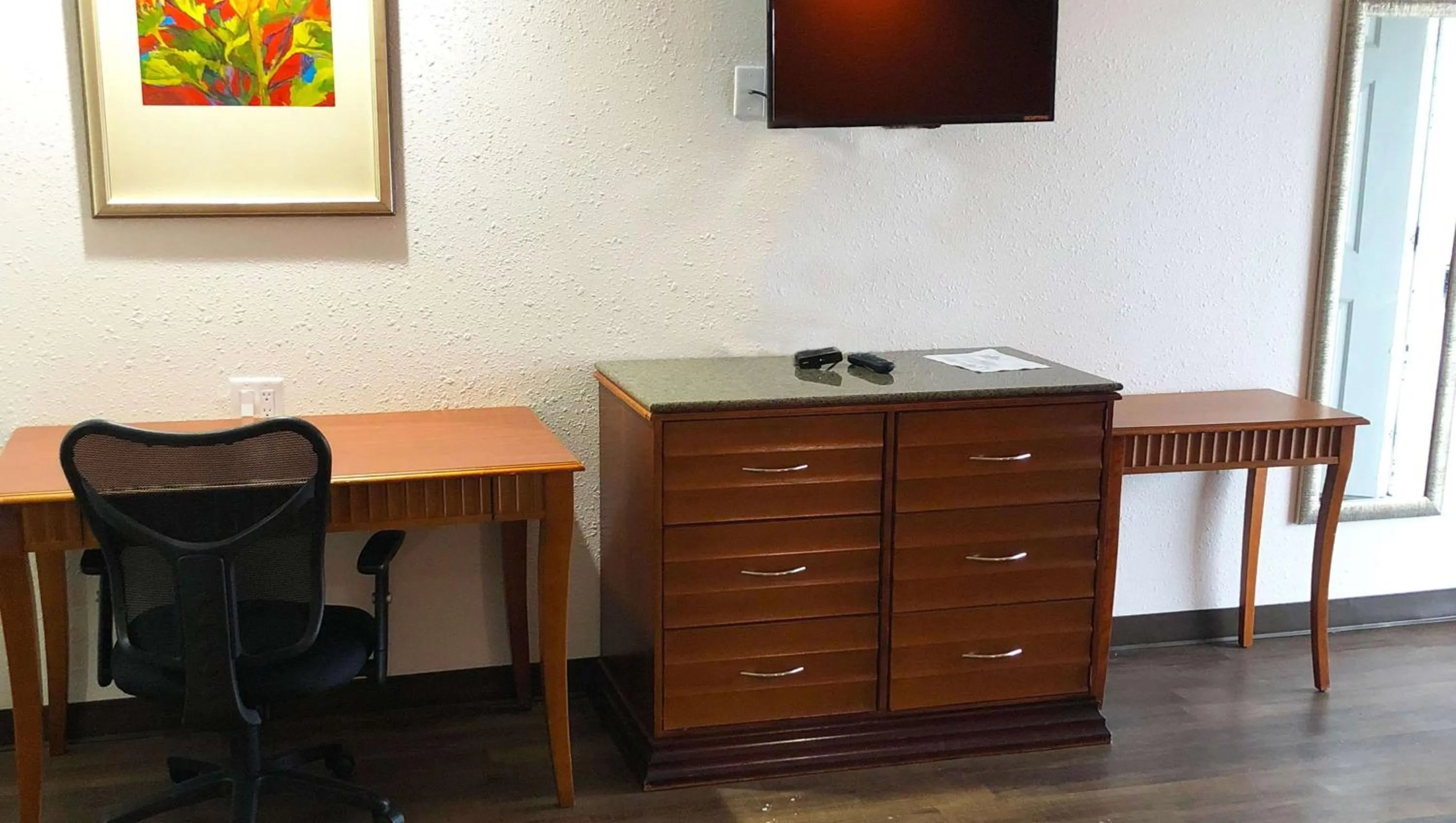 Photo of the whole room, TV/Entertainment Center in Lucky Vista Motel