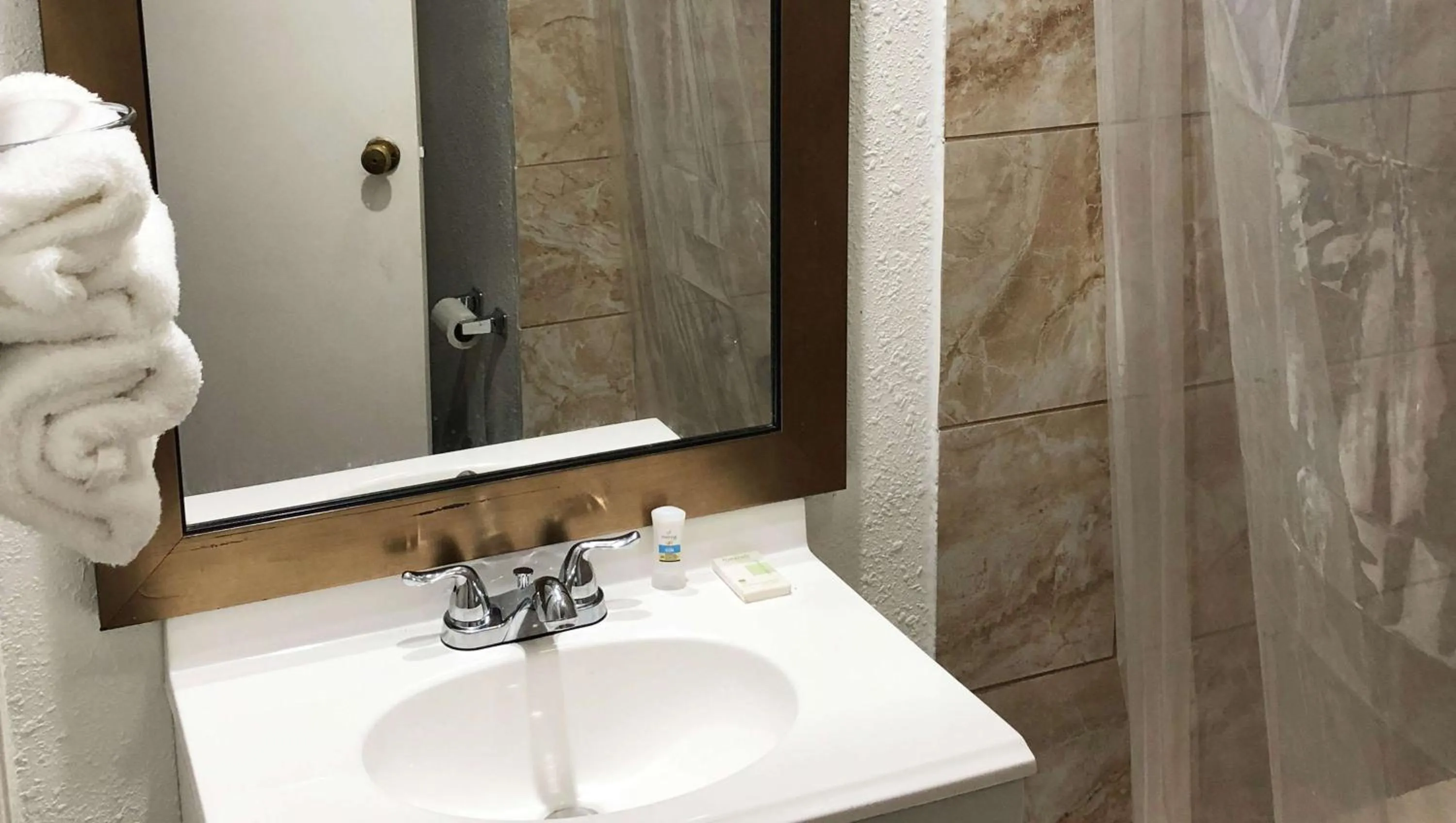 Bathroom in Lucky Vista Motel