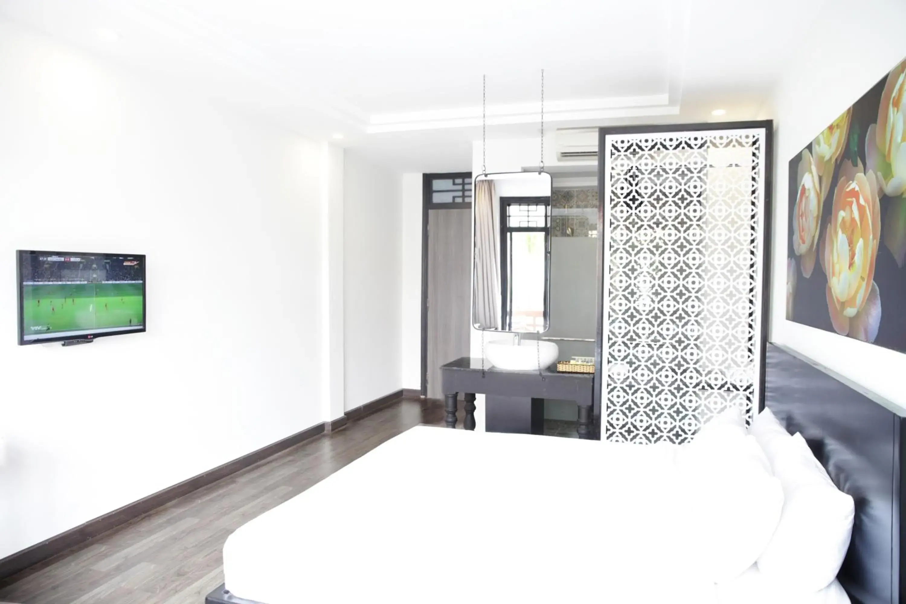 Shower, Bed in Thanh Binh 2 Hotel Shower, Bed in Thanh Binh 2 Hotel