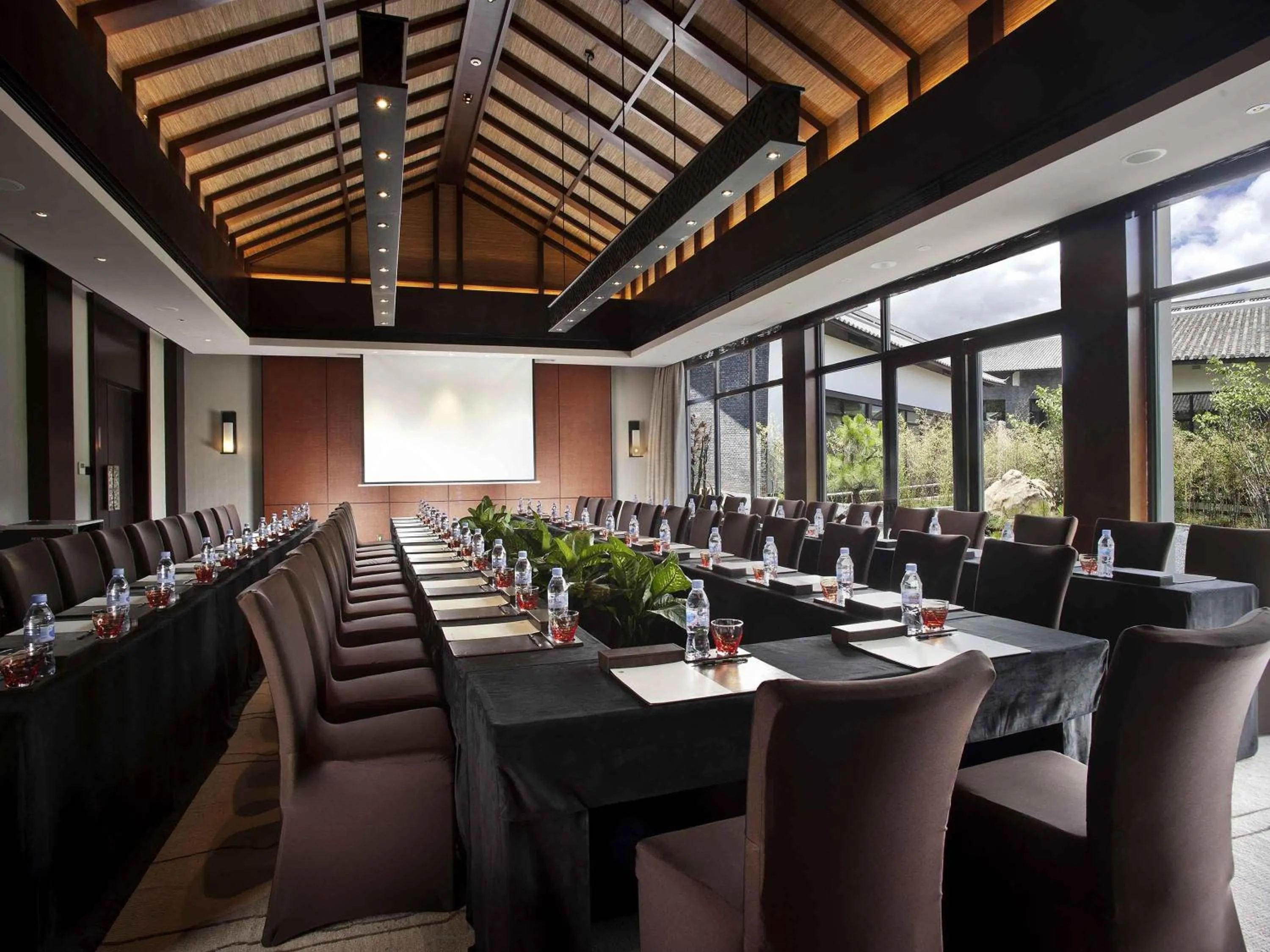 Meeting/conference room in Pullman Lijiang Resort & Spa