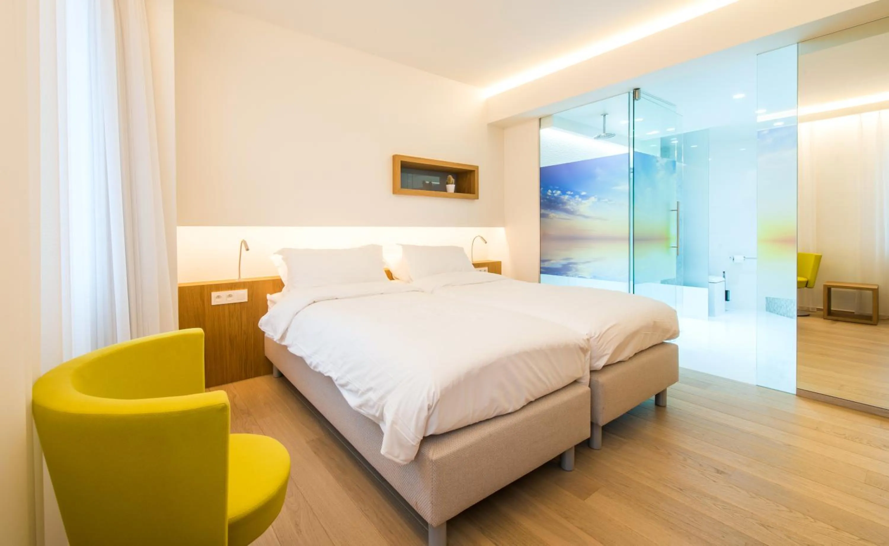 Toilet, Bed in HasHotel