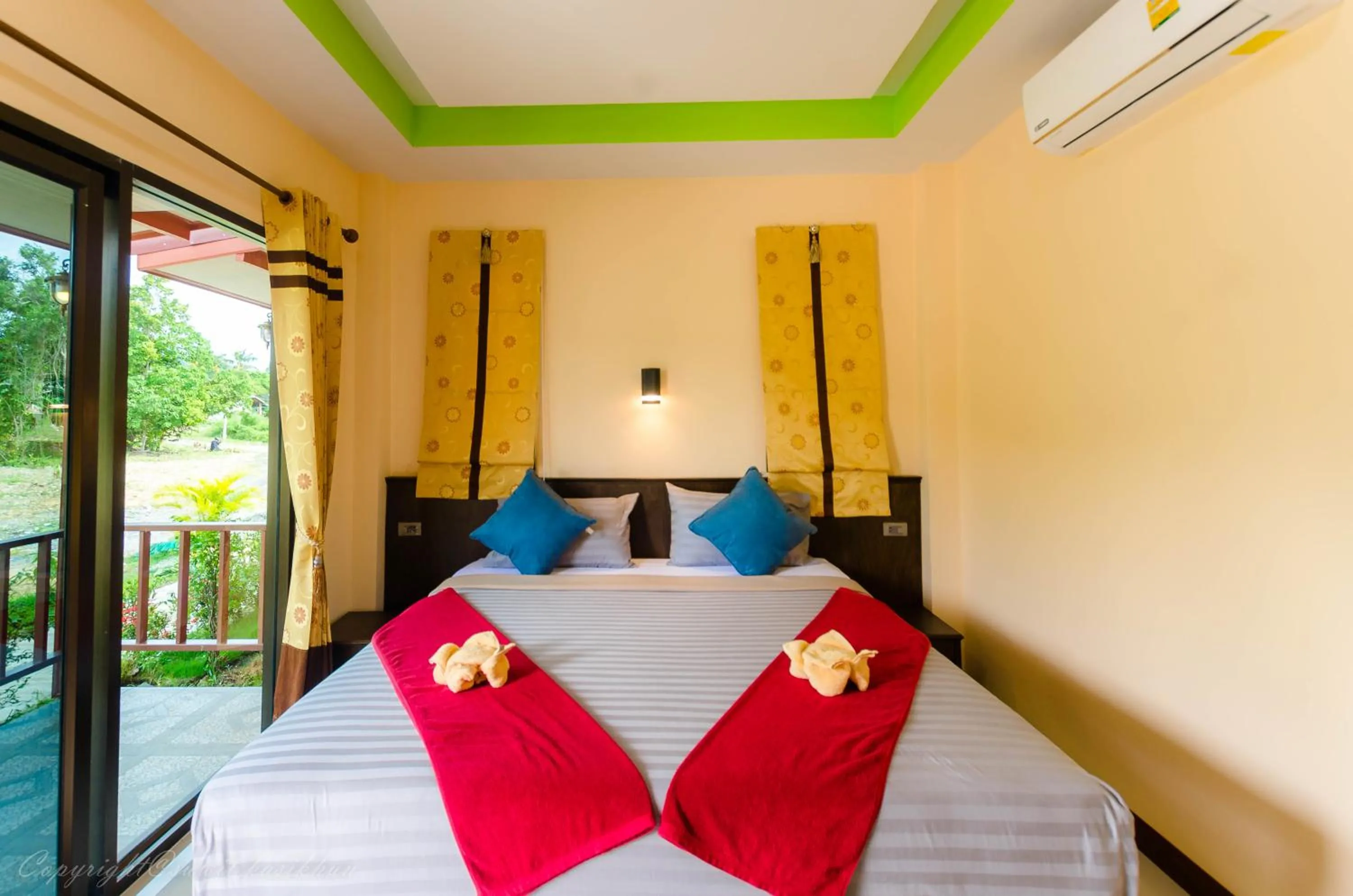 Bed in Toongyoong Longbeach Resort SHA Plus