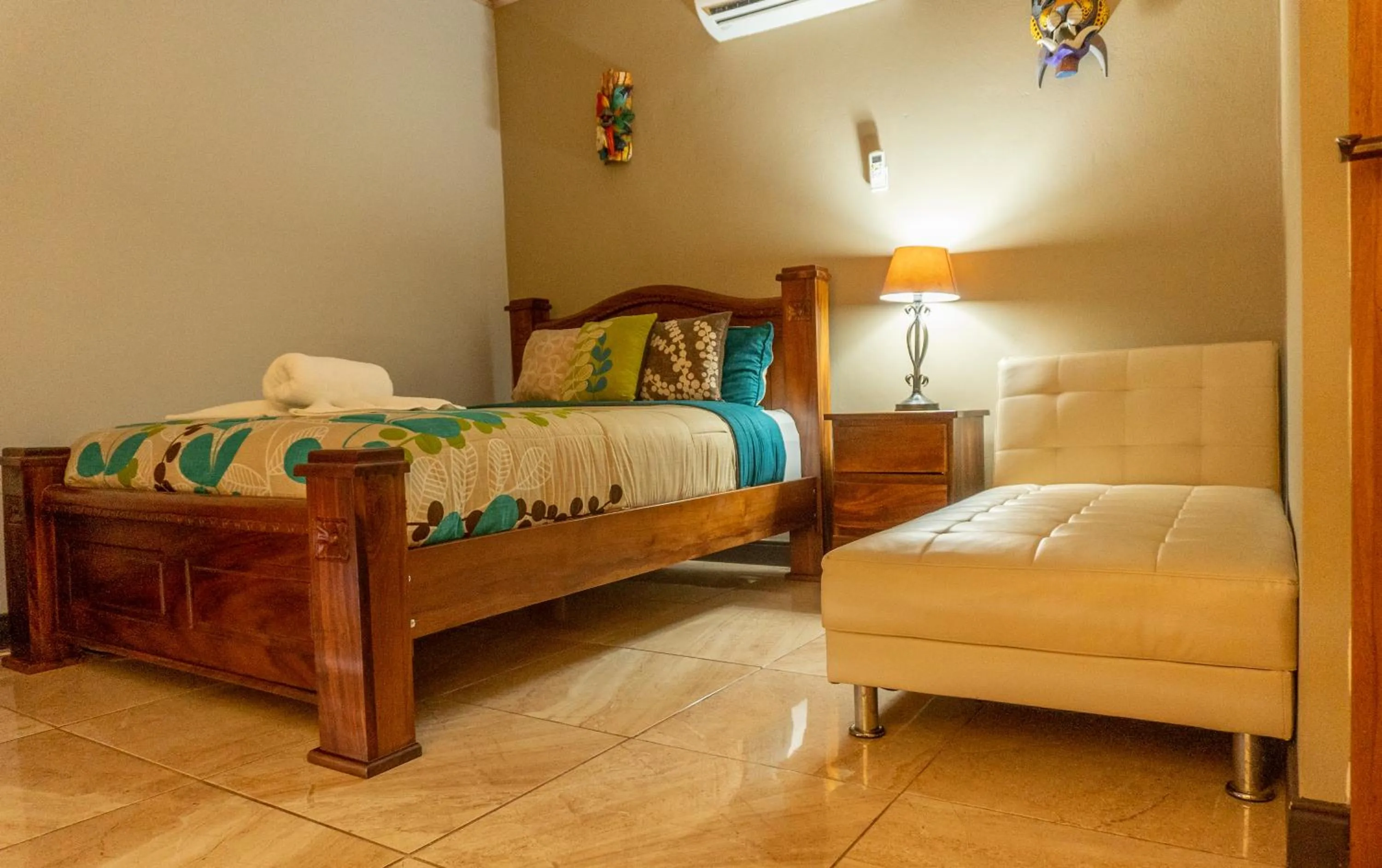 Bed in Hotel Margarita and Tour Operator Drake Bay