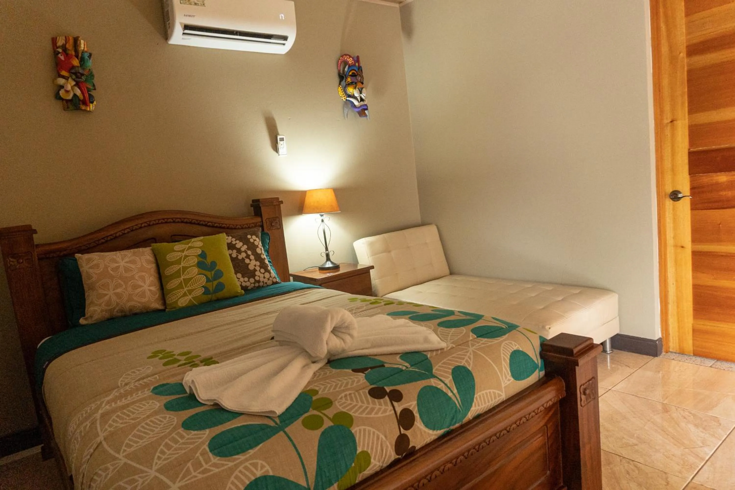 Bed in Hotel Margarita and Tour Operator Drake Bay